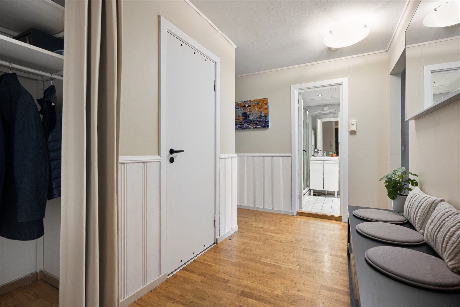 I entreen er det en nisje til å henge fra seg yttertøy og sette fra seg sko for et ryddig inntrykk - i tillegg er det plass til ytterligere garderobemøbler hvis man ønsker det. Galleribilde