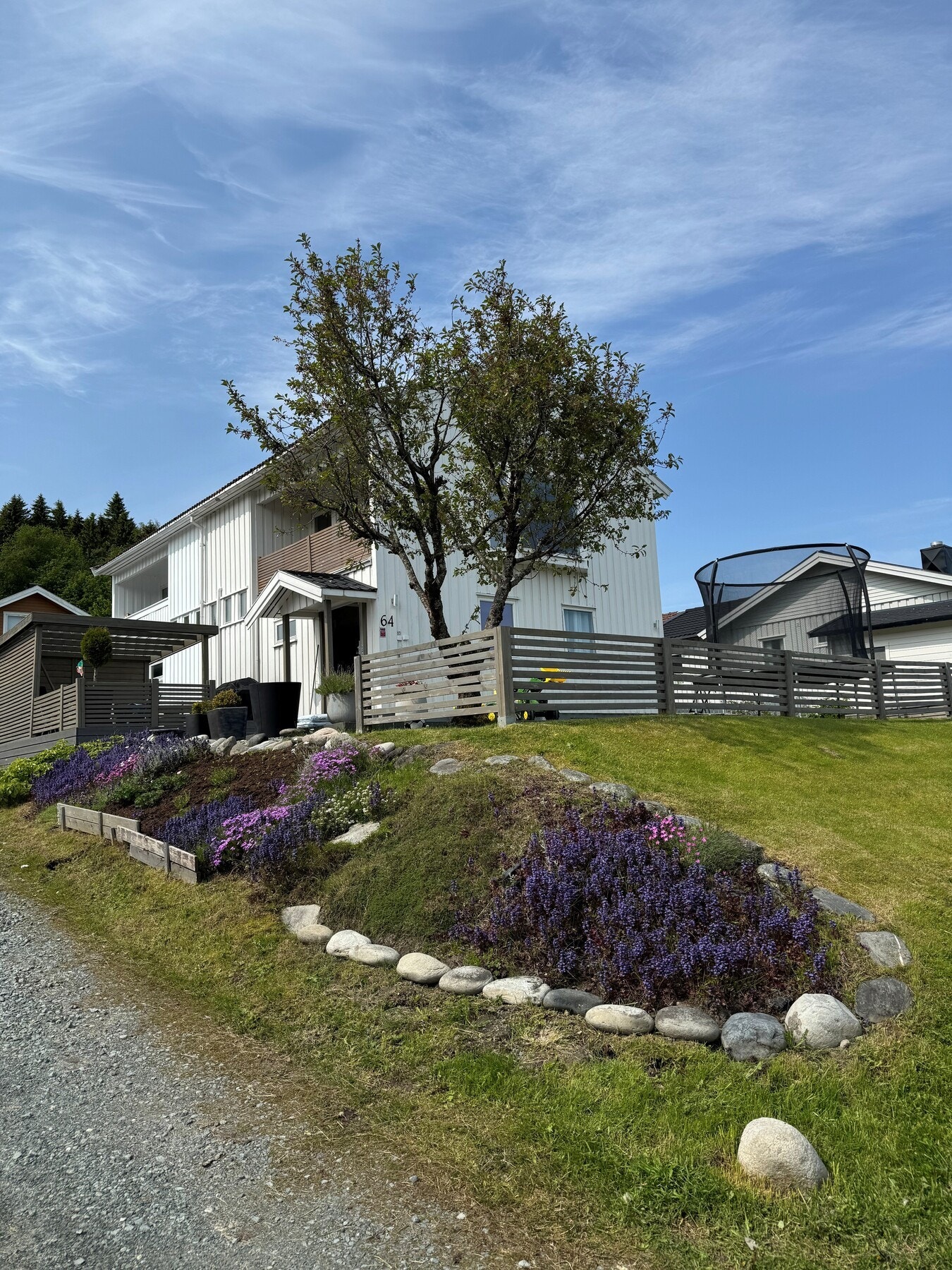 Tomta er pent opparbeidet med blant annet blomsterbed. Galleribilde