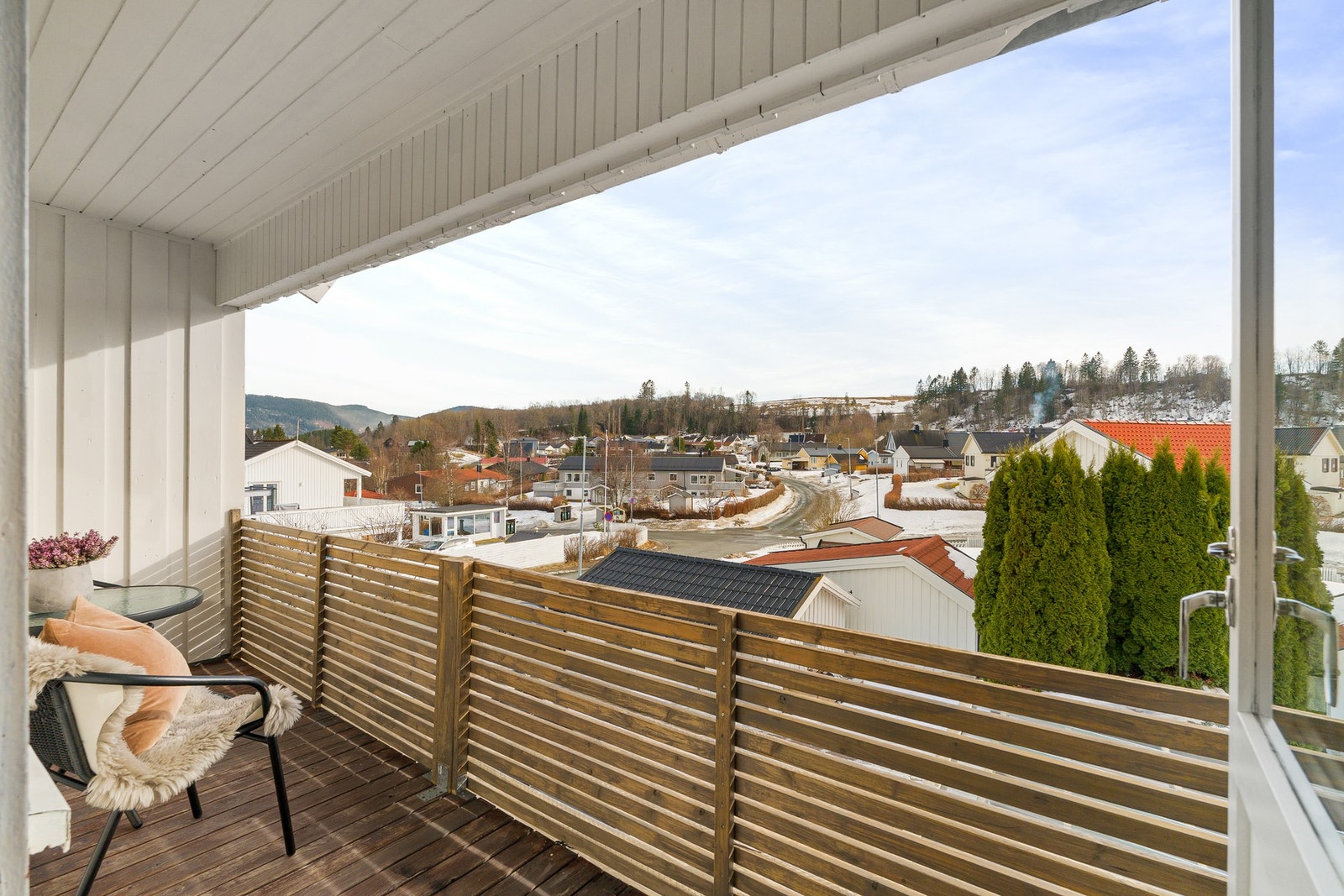 Eiendommen ligger fint til på en høyde i boligfeltet, noe som gjør at man får fin utsikt fra boligen. Galleribilde