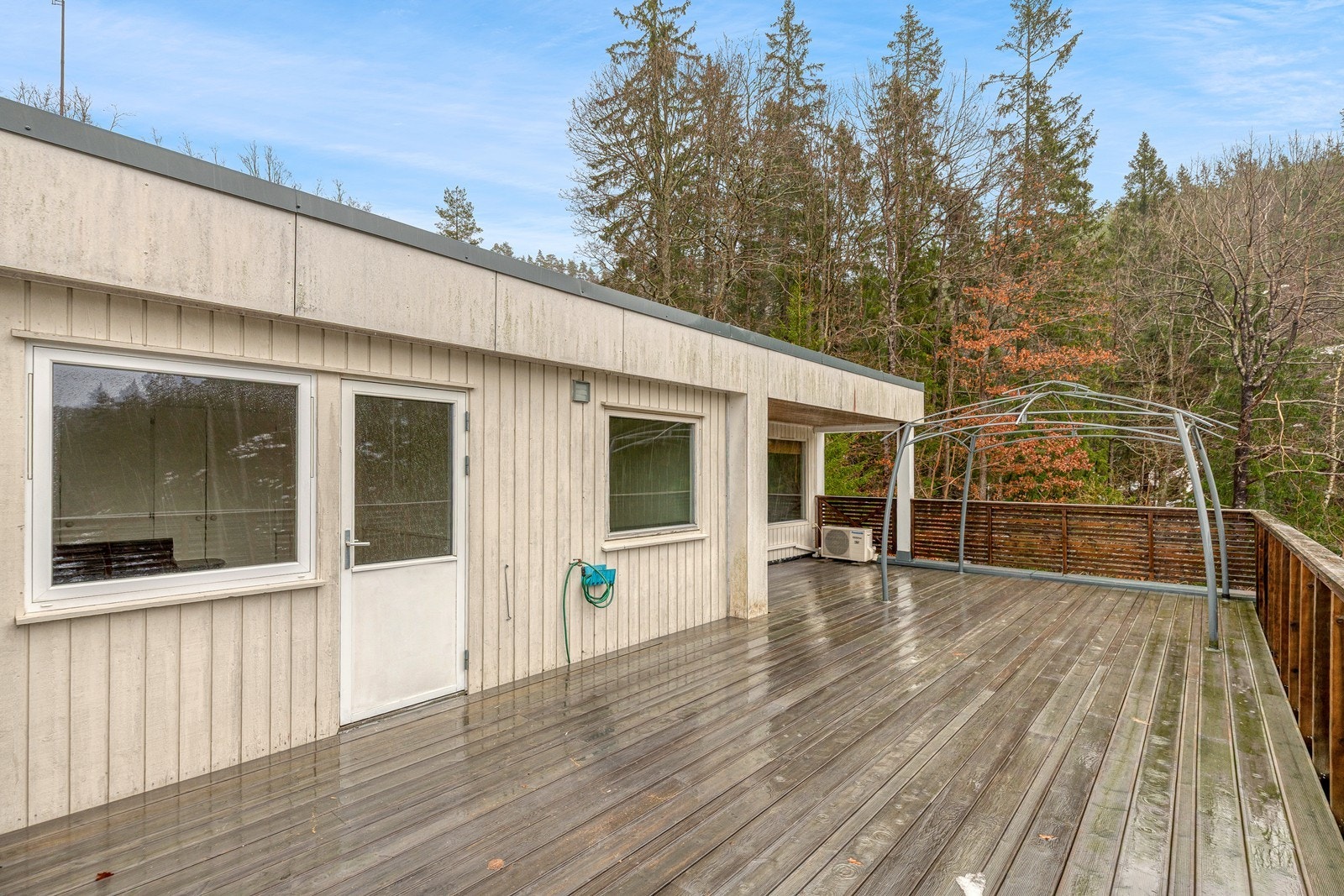 Stor terrasse med gode møbleringsmuligheter Galleribilde