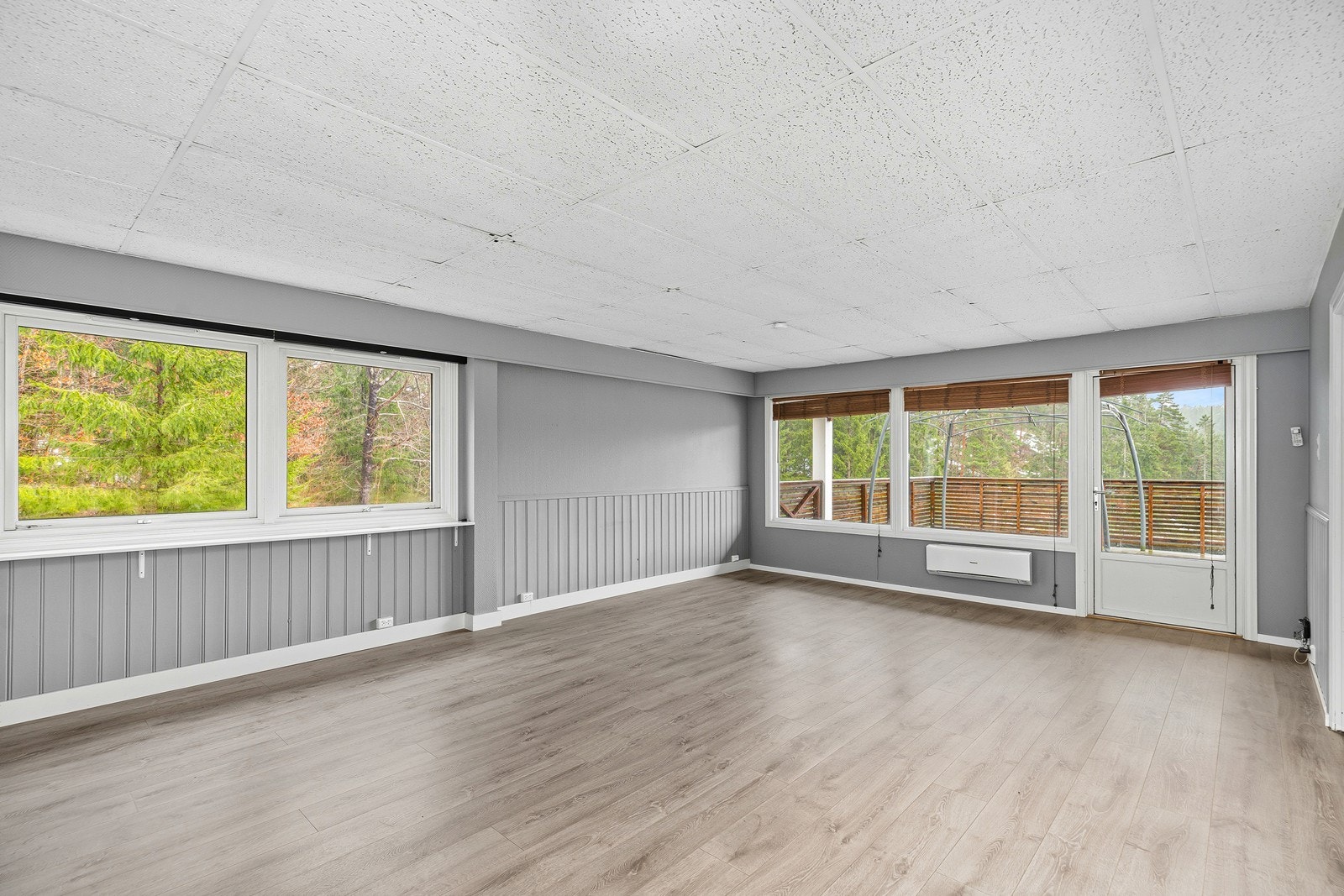 Lys og pen 4-roms toppleilighet - 3 soverom - vaskerom og bad - Garasjeplass og parkeringsplass - Trappefri adkomst! Galleribilde