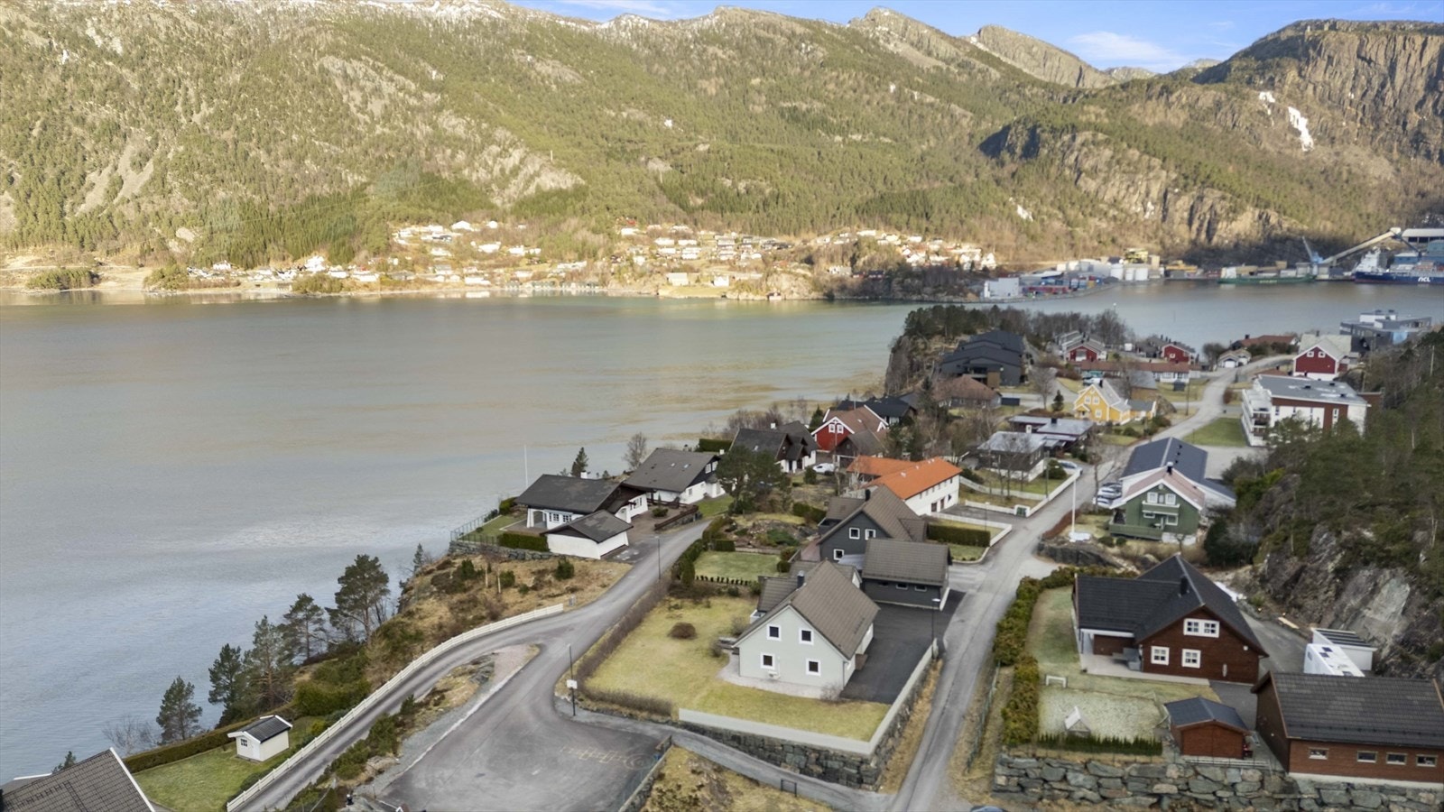 Eigedomen ligg fint til, like vest for Svelgen sentrum Galleribilde