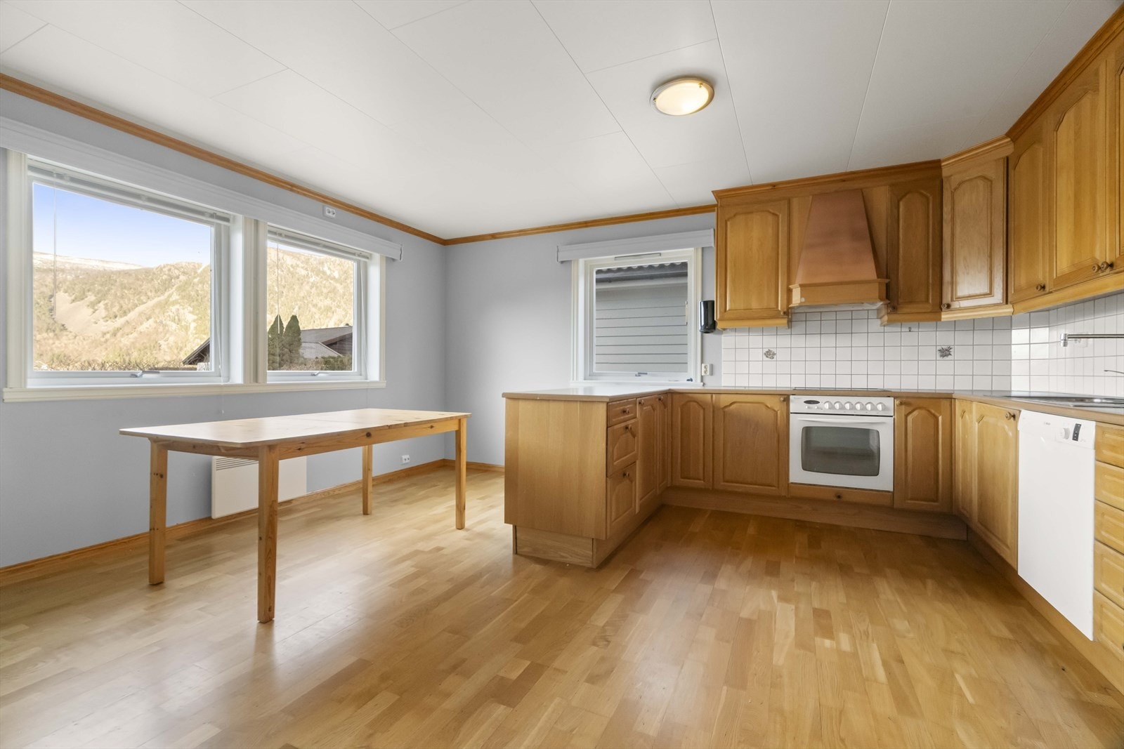 Det er god plass til spisebord på kjøkkenet Galleribilde