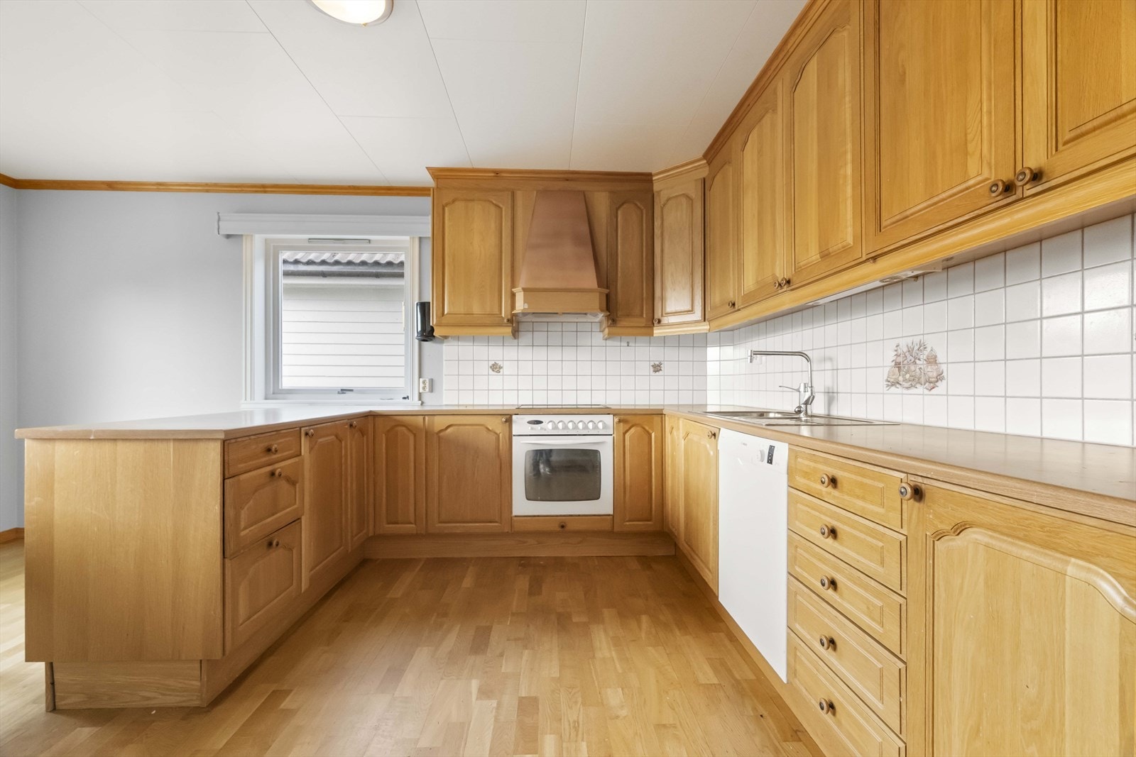 Kjøkken med innreiing frå byggjeår. Galleribilde