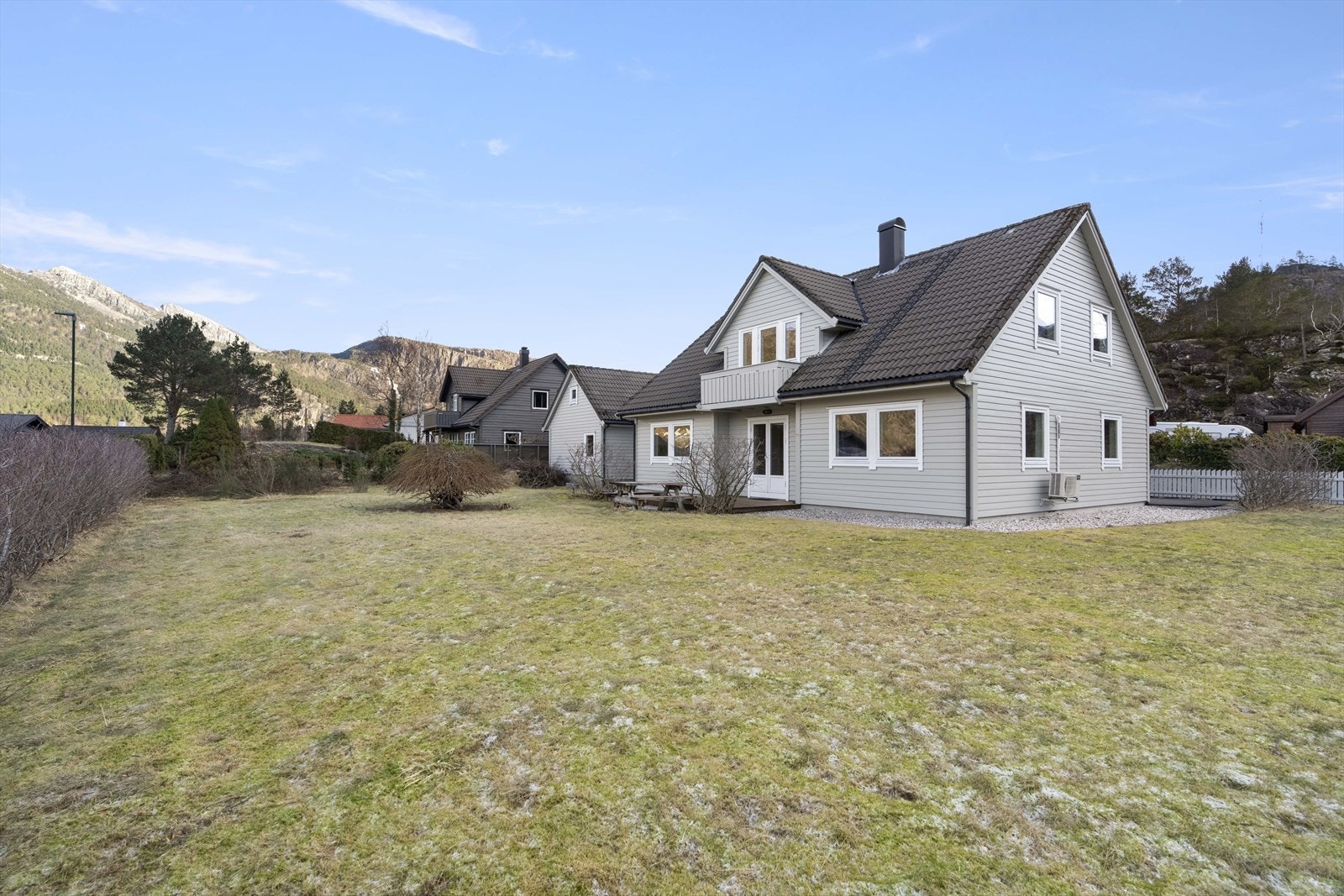 Stor opparbeidd grøntareal med god plass. Galleribilde