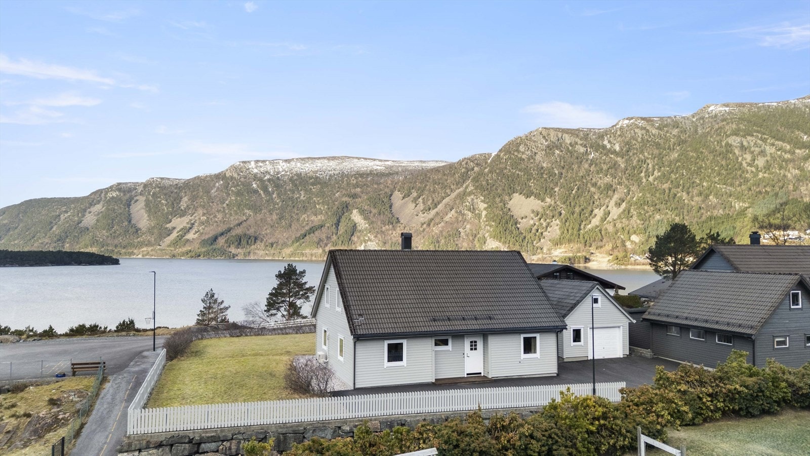 Einebustad med garasje. Galleribilde