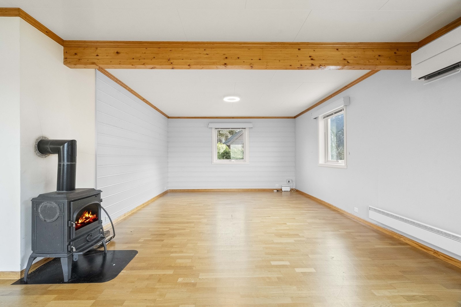 Stove med både varmepumpe og ved Galleribilde