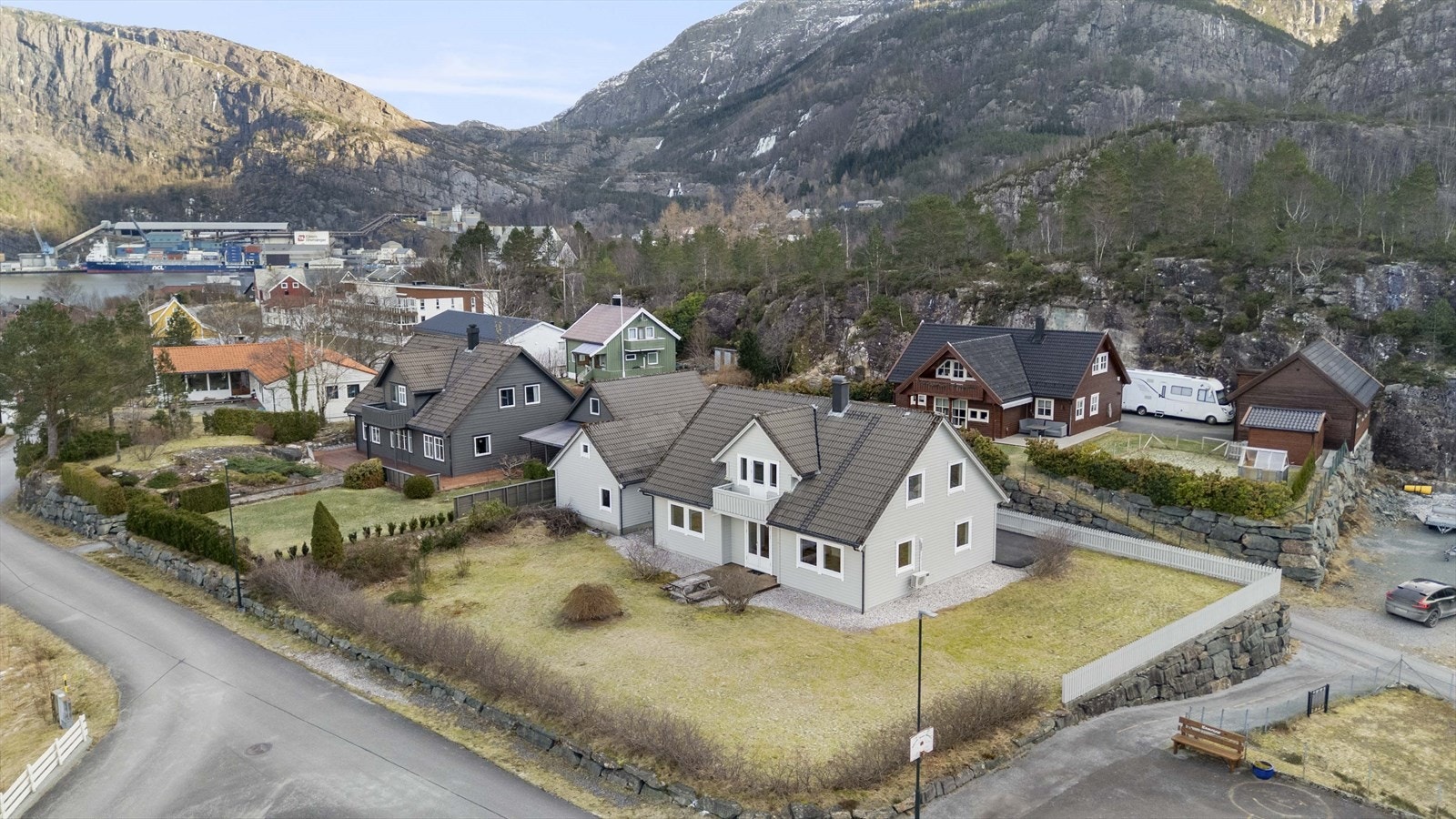 Einebustad med garasje og opparbeidd hage Galleribilde