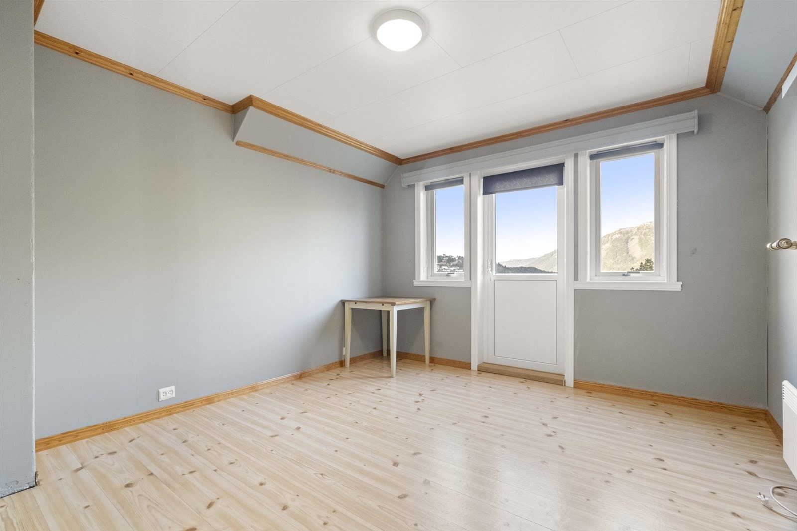 Det er 4 soverom i loftsetasjen. Her med balkong utanfor. Galleribilde