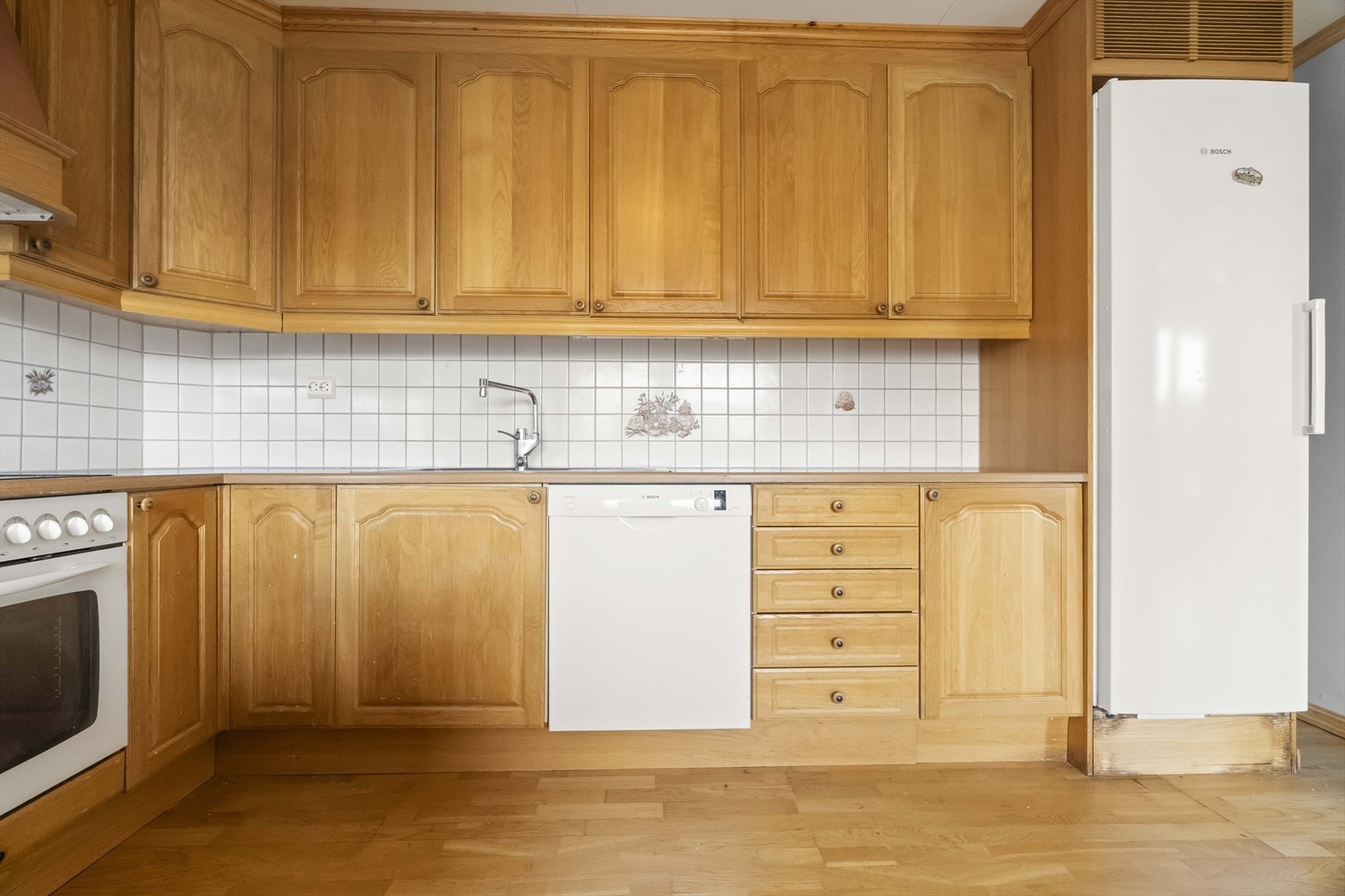 Kjøkken - kvitevarer følgjer med i salet (ukjent tilstand) Galleribilde