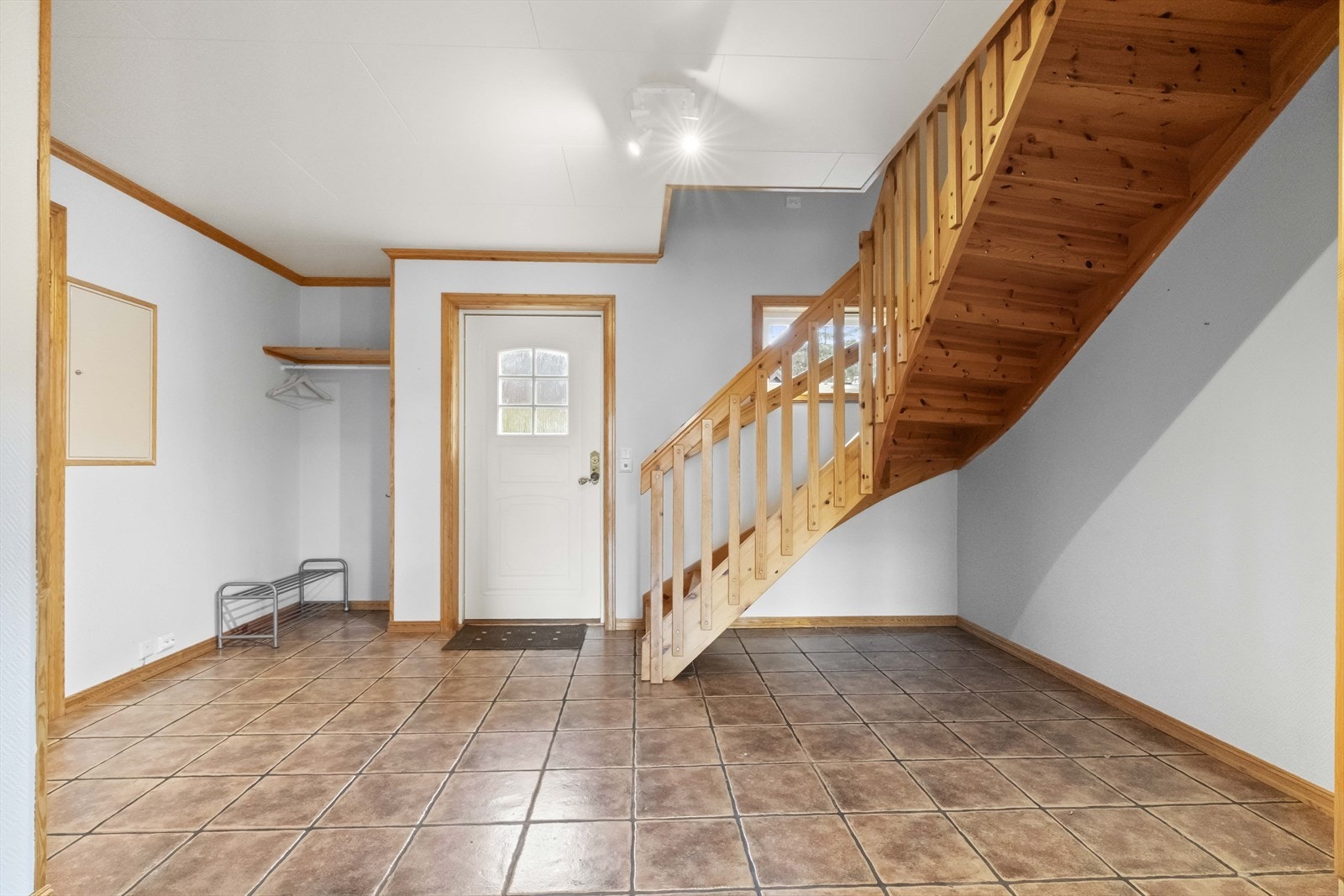 Velkommen inn - romsleg gang med trapp til loftsetasjen Galleribilde