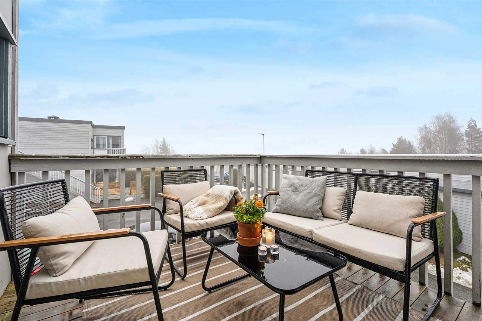 Fra stuen er det utgang til en sydøstvendt terrasse på ca. 5,6 m². Galleribilde