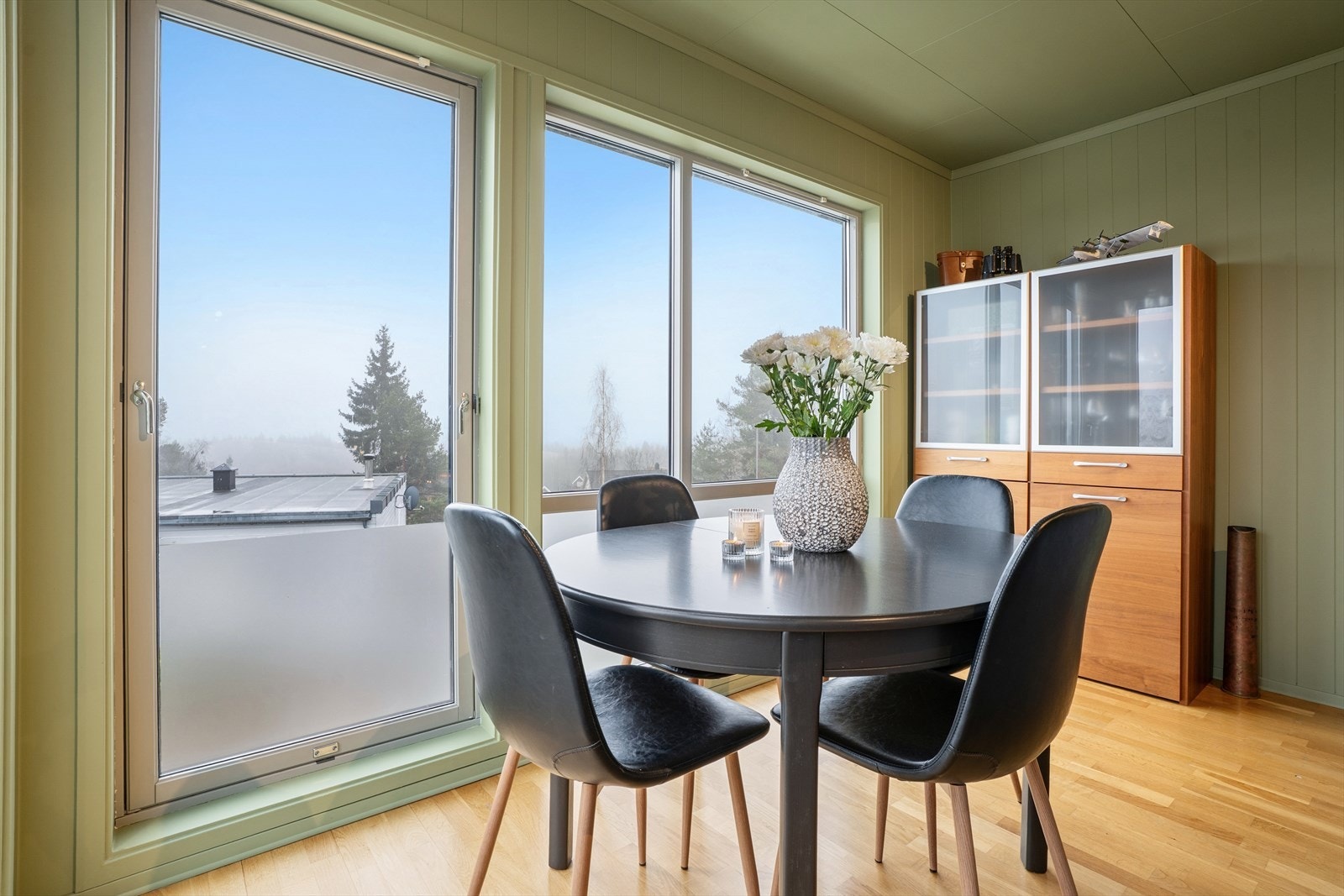 Vinduene er malte trevinduer med 2-lags isolerglass fra byggeåret. Galleribilde