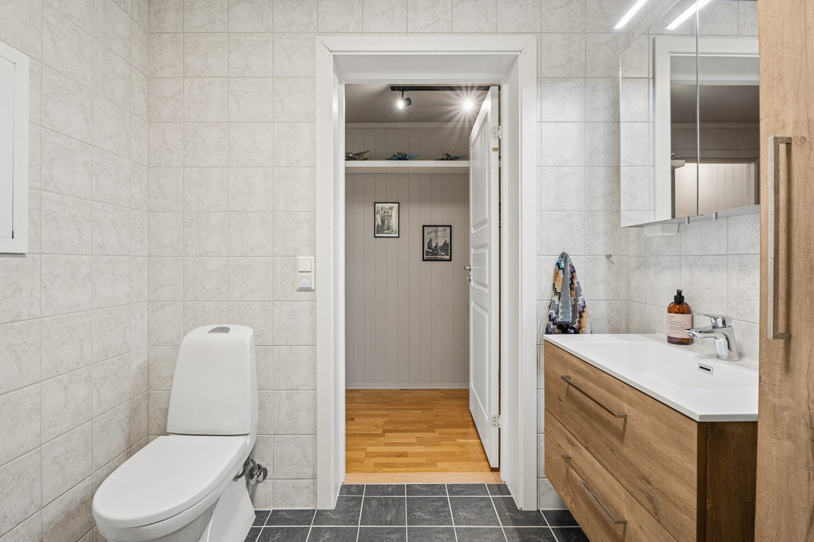 Rommet har mekanisk avtrekk som styres fra kjøkkenventilatoren. Galleribilde