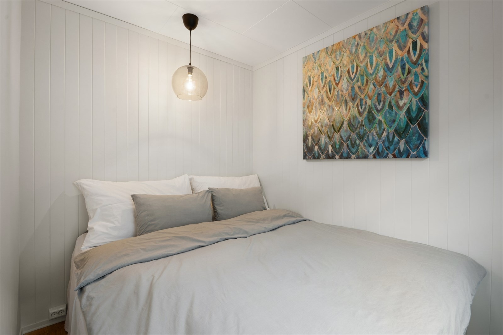 Rommet har panelovn for oppvarming og vegger med MDF smartpanel. Galleribilde