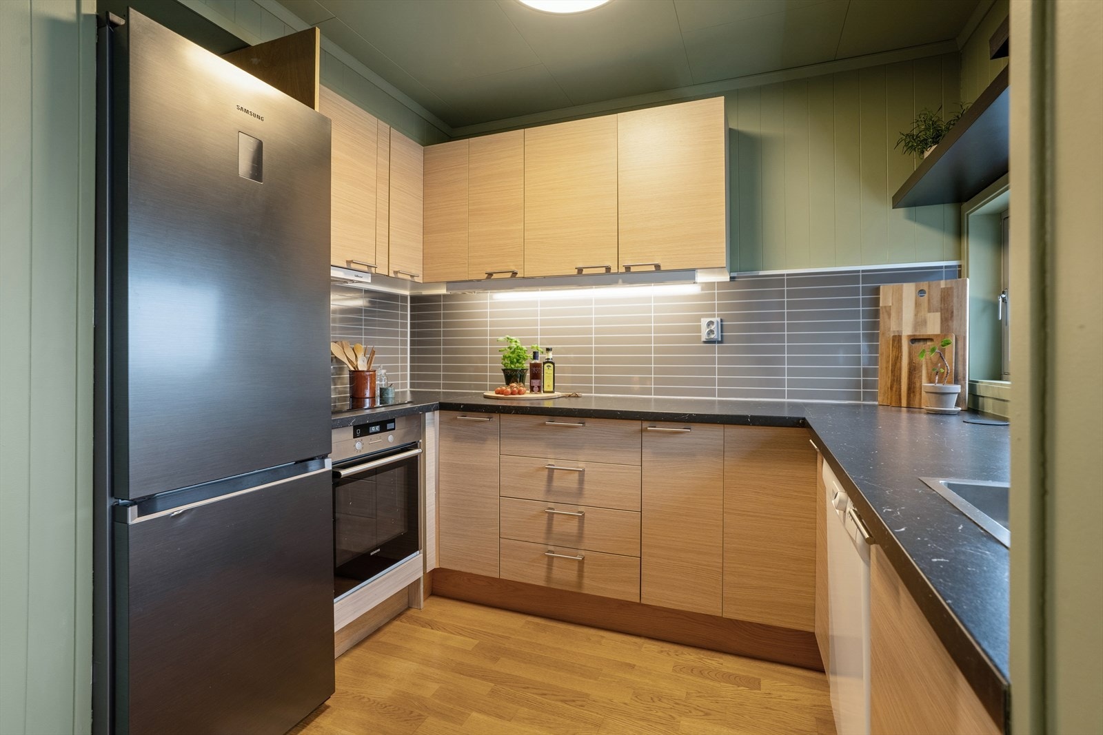 Kjøkkeninnredningen fra Aran er utstyrt med integrert stekeovn (ny 2018), koketopp og kjøleskap. Galleribilde