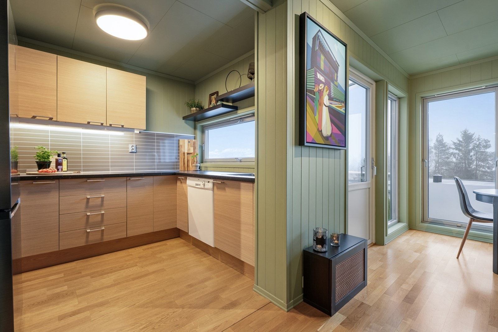 Stuen og gangen ble malt i 2024, og har oppgradert LED-belysning, nye stikkontakter og brytere. Galleribilde