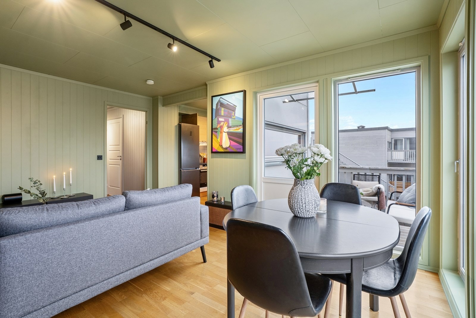 Stuen har god plass til både sofagruppe og spisebord. Galleribilde