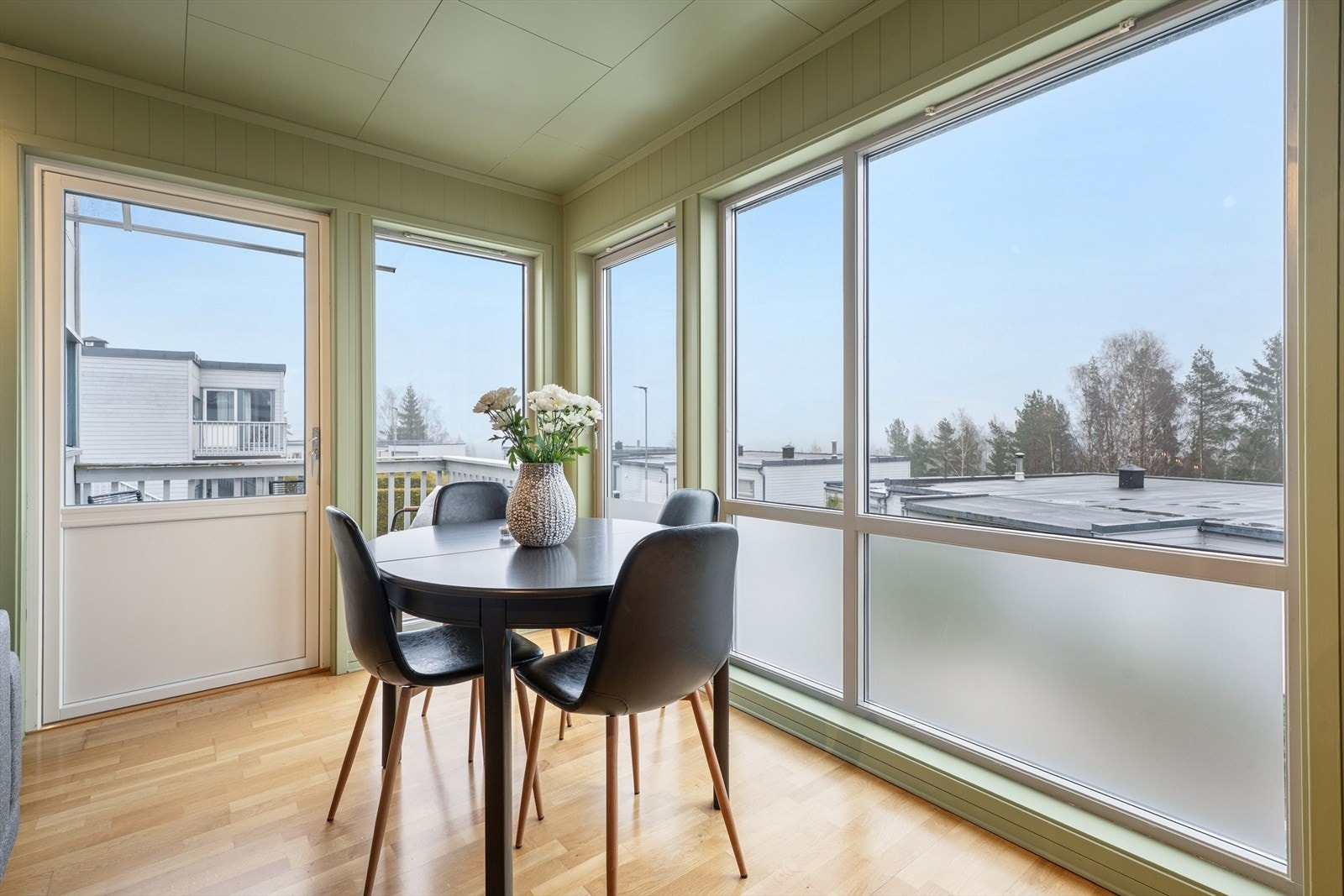 Terrassedøren ut mot uteplassen ble skiftet i 2022. Galleribilde