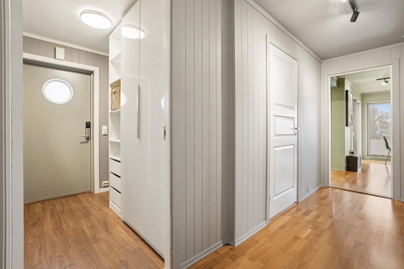 I entréen er det lagt varmefolie i gulvet (2018), som gir en behagelig velkomst. Galleribilde