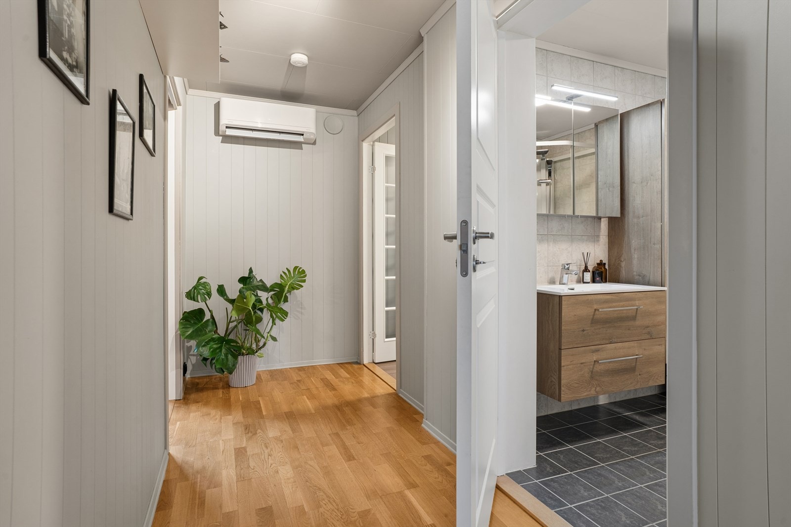 En ny varmepumpe ble montert i gangen i 2019, og sørger for effektiv oppvarming. Galleribilde