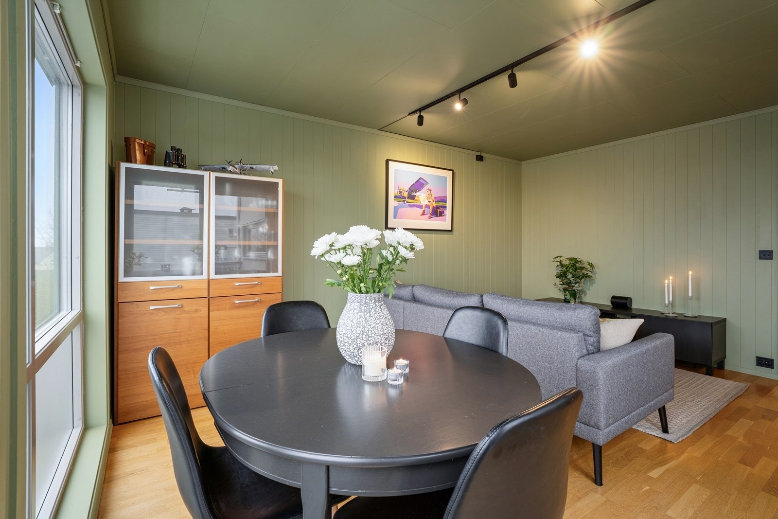 Overflatene består av parkett/laminat på gulv og MDF smartpanel på vegger. Galleribilde