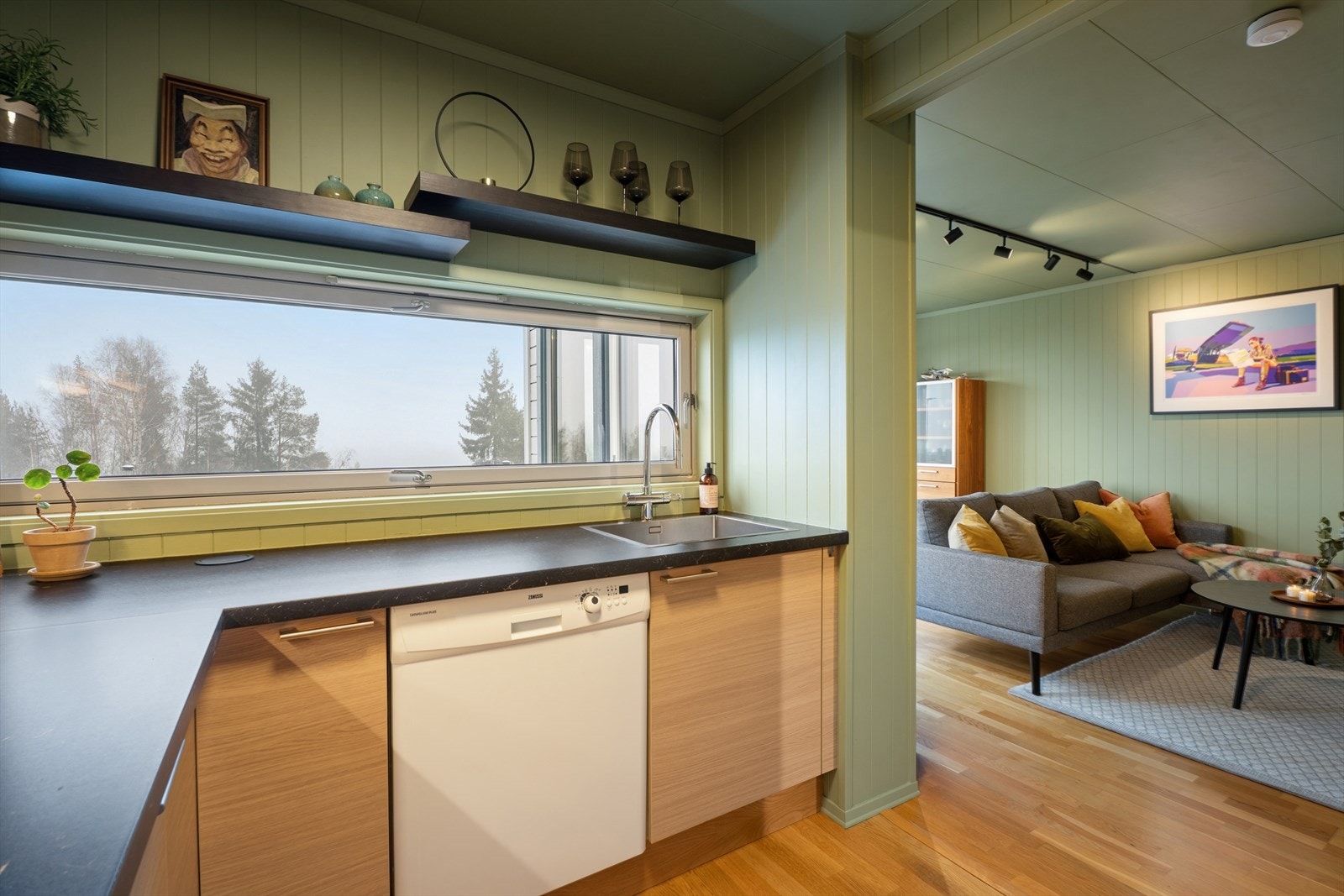 Benkeplaten og den nedfelte oppvaskkummen er fra 2018. Kjøkkenet har komfyrvakt og automatisk vannstopper. Galleribilde