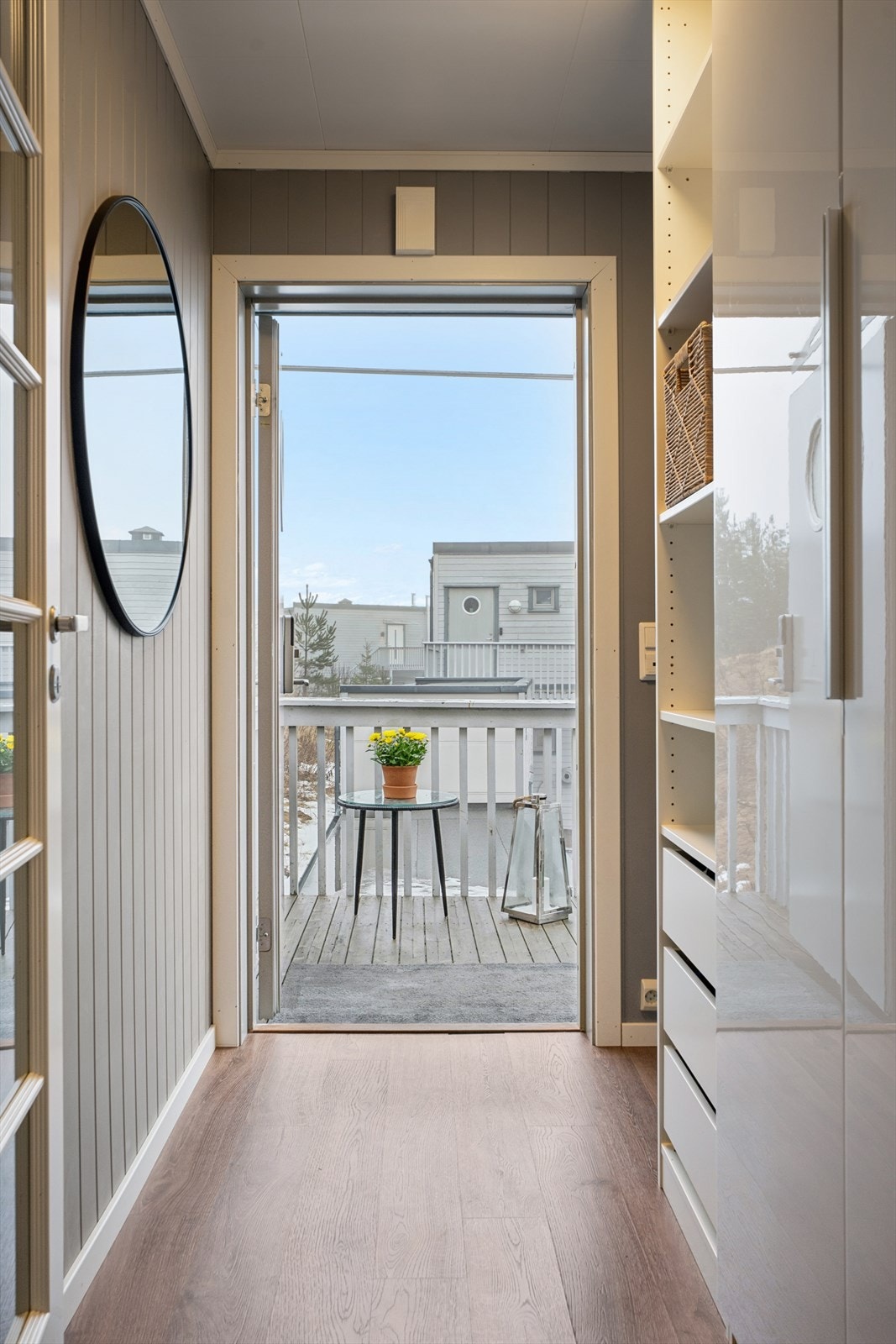 Hovedinngangen har en egen platting på ca. 5,9 m², som gir en ekstra privat uteplass. Galleribilde