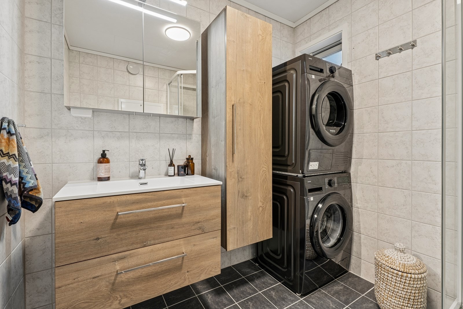 Baderomsinnredningen med heldekkende servant, underskap og høyskap ble montert i 2019. Galleribilde