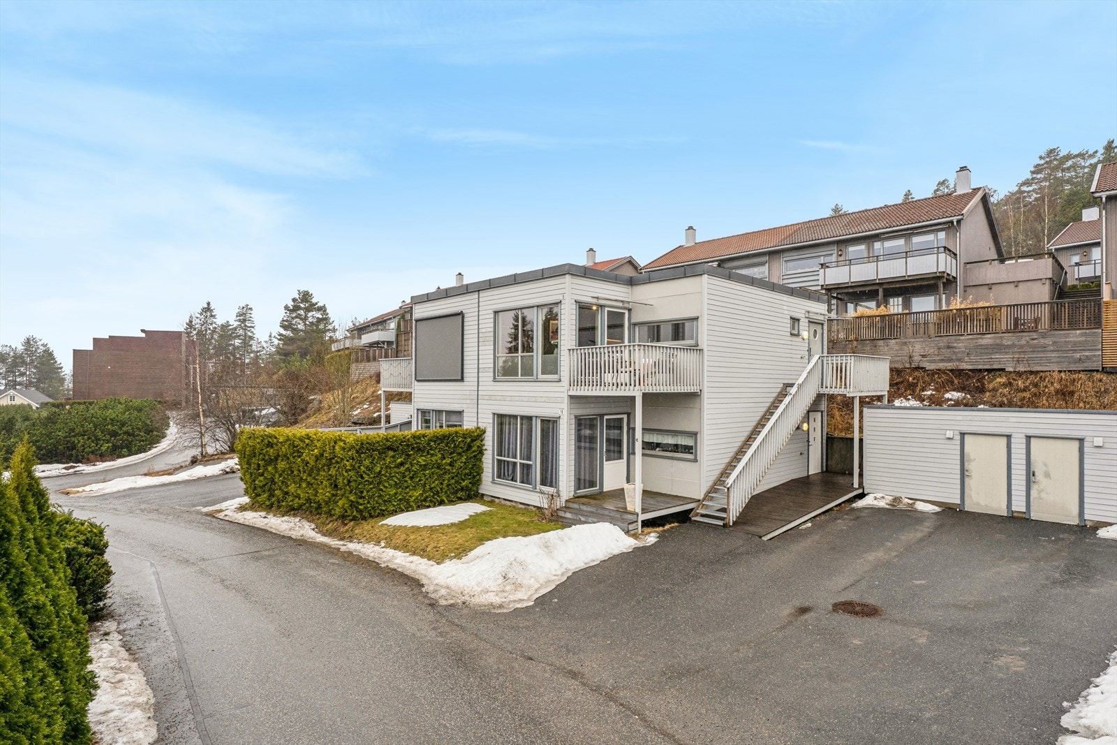 Leiligheten ligger i en firemannsbolig fra 2007, i en blindvei med pent opparbeidede fellesarealer. Galleribilde
