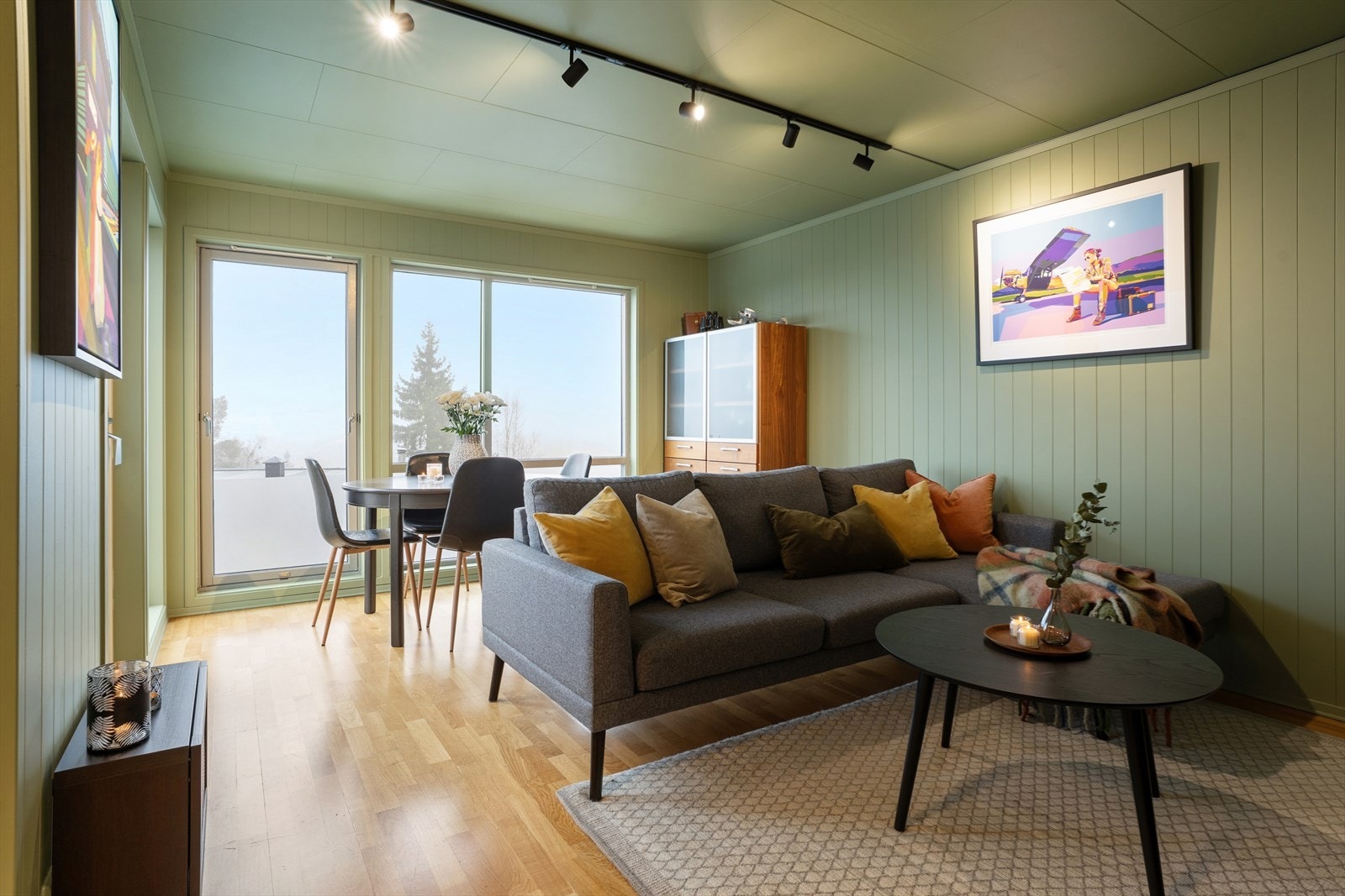 De store vindusflatene gir rikelig med naturlig lys inn i oppholdsrommet. Galleribilde