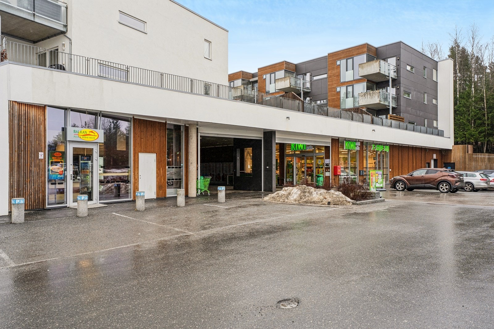 Det er kort gangavstand til Bøleråsen Senter med blant annet Kiwi for dagligvarehandelen. Galleribilde