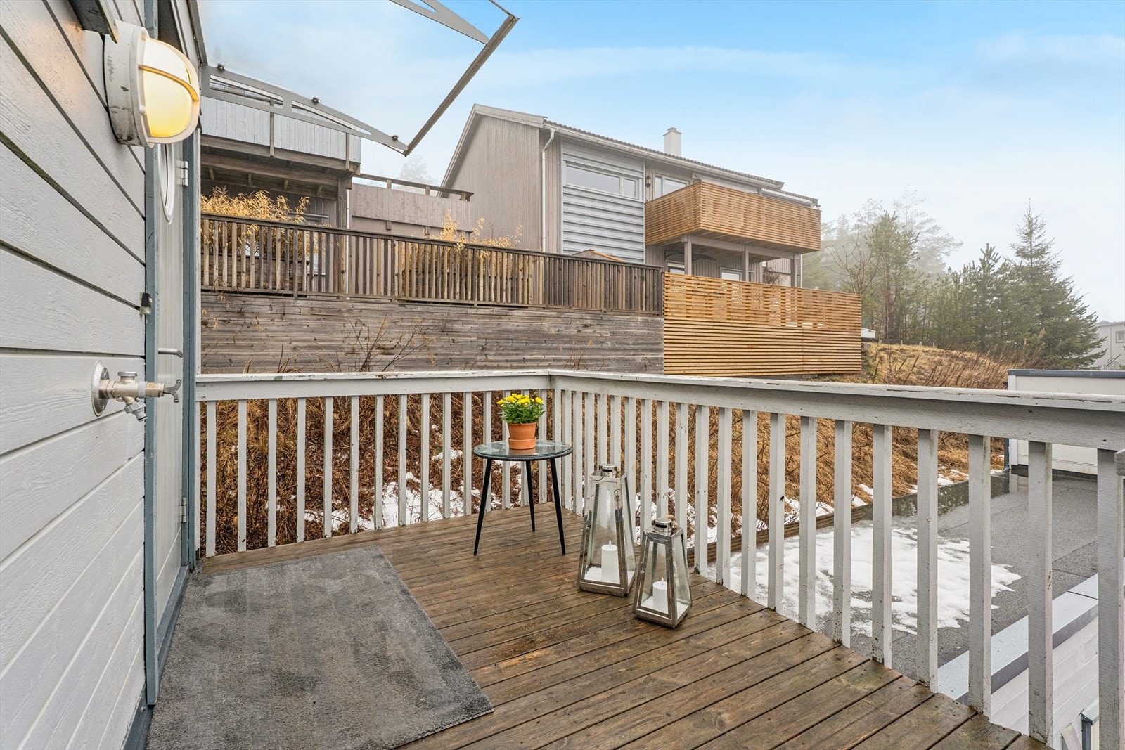 Inngangspartiet har en romslig platting med trapp, hvor nye metall-trinn ble lagt i 2022. Galleribilde