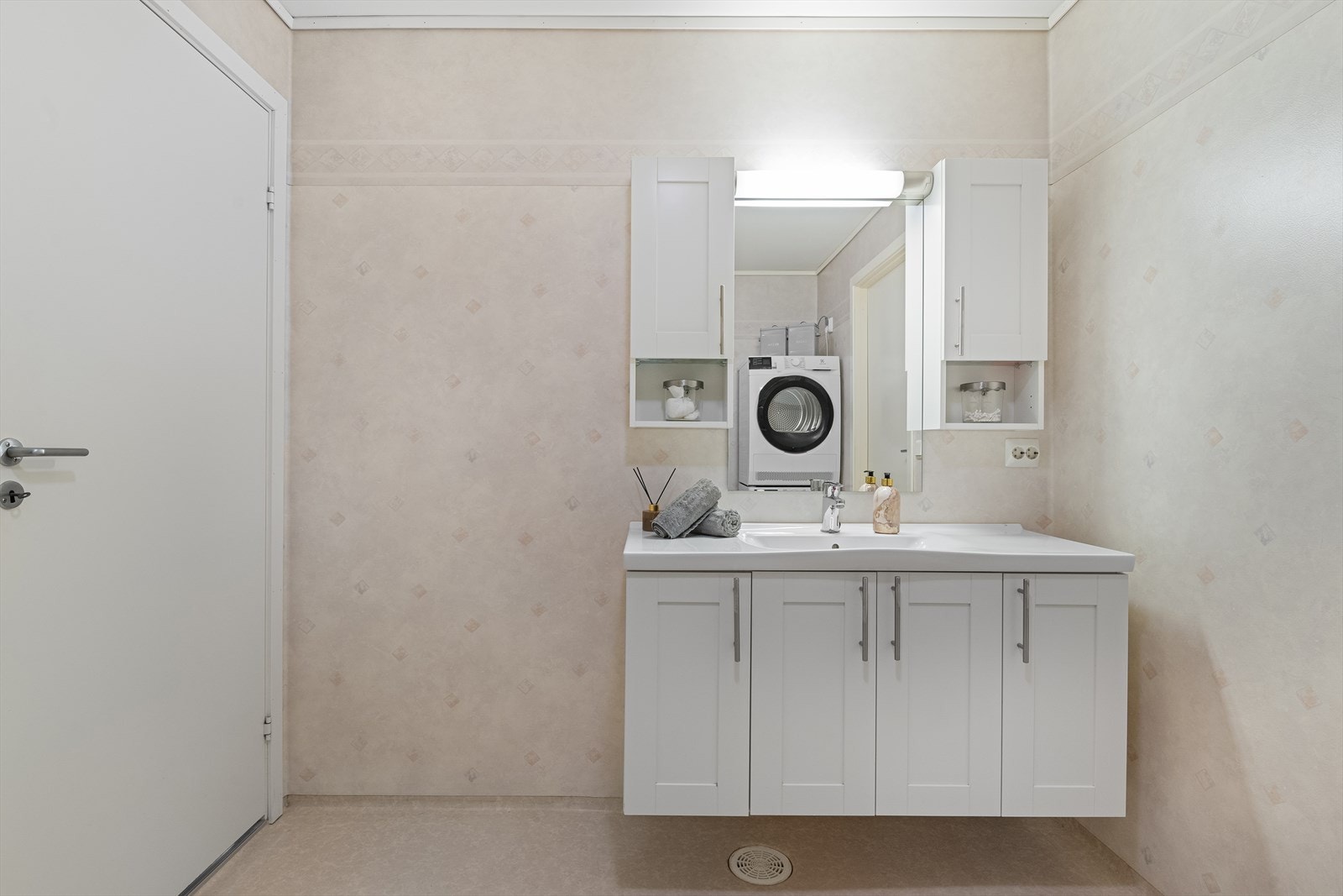 Det er veggvinyl på vegger og malt slett tak samt. vinylbelegg på gulv og elektriske varmekabler. Galleribilde