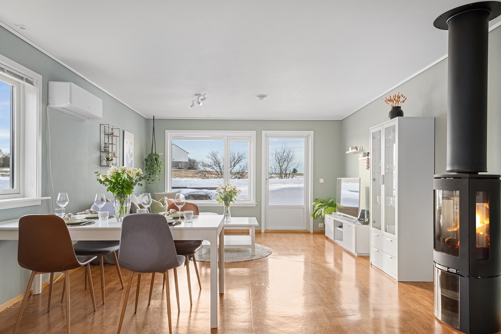 I leiligheten er det både varmepumpe og vedovn Galleribilde