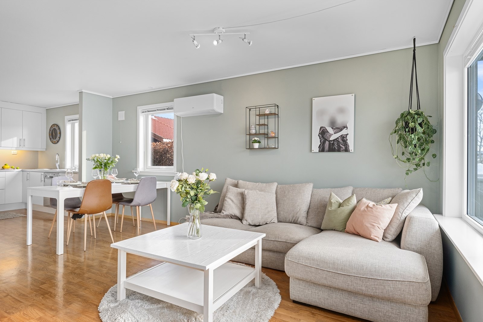 Leiligheten har åpen stue, og kjøkken løsning Galleribilde