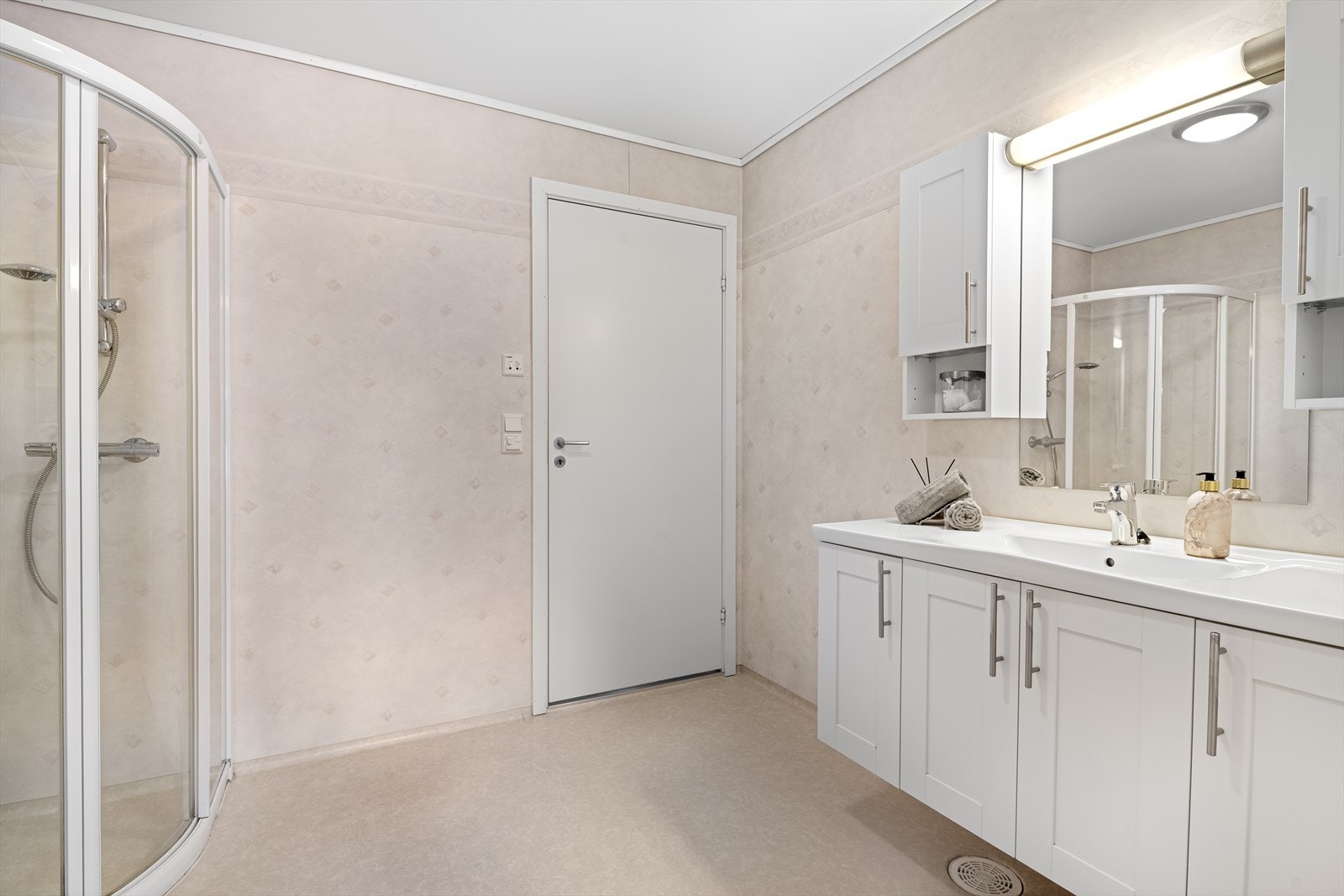 Det er spalte under dørblad for tilstrømming av tilluft Galleribilde