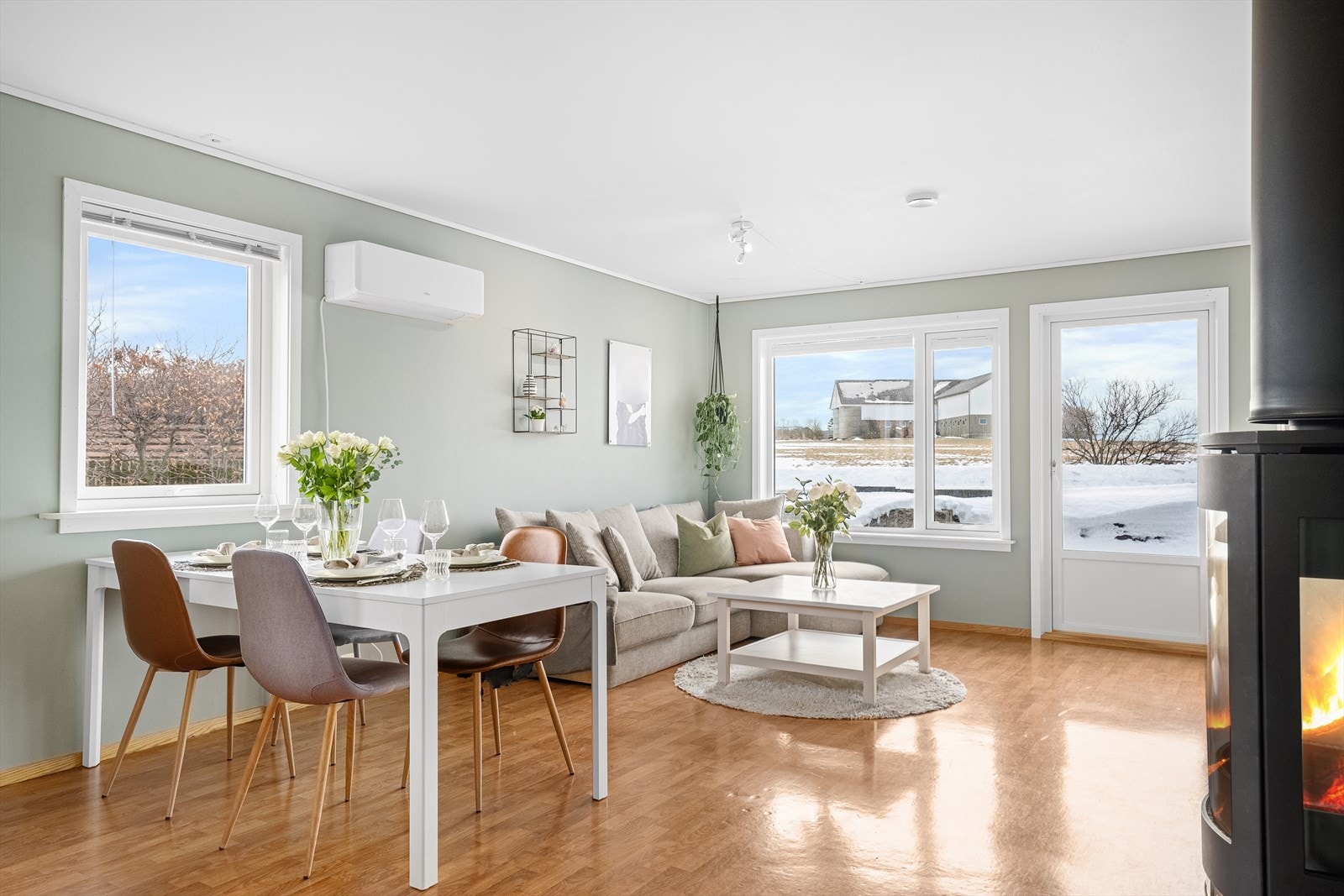 Fra stuen er det utgang til terrassen Galleribilde