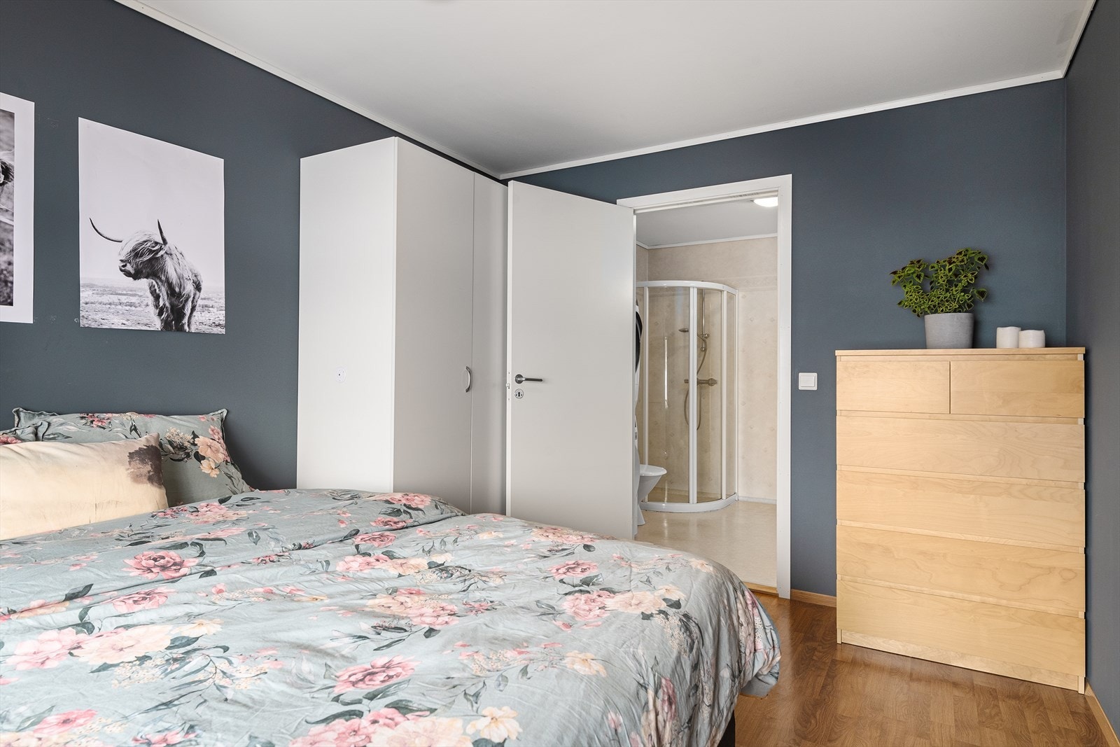 Hovedsoverommet har direkte inngang til badet Galleribilde