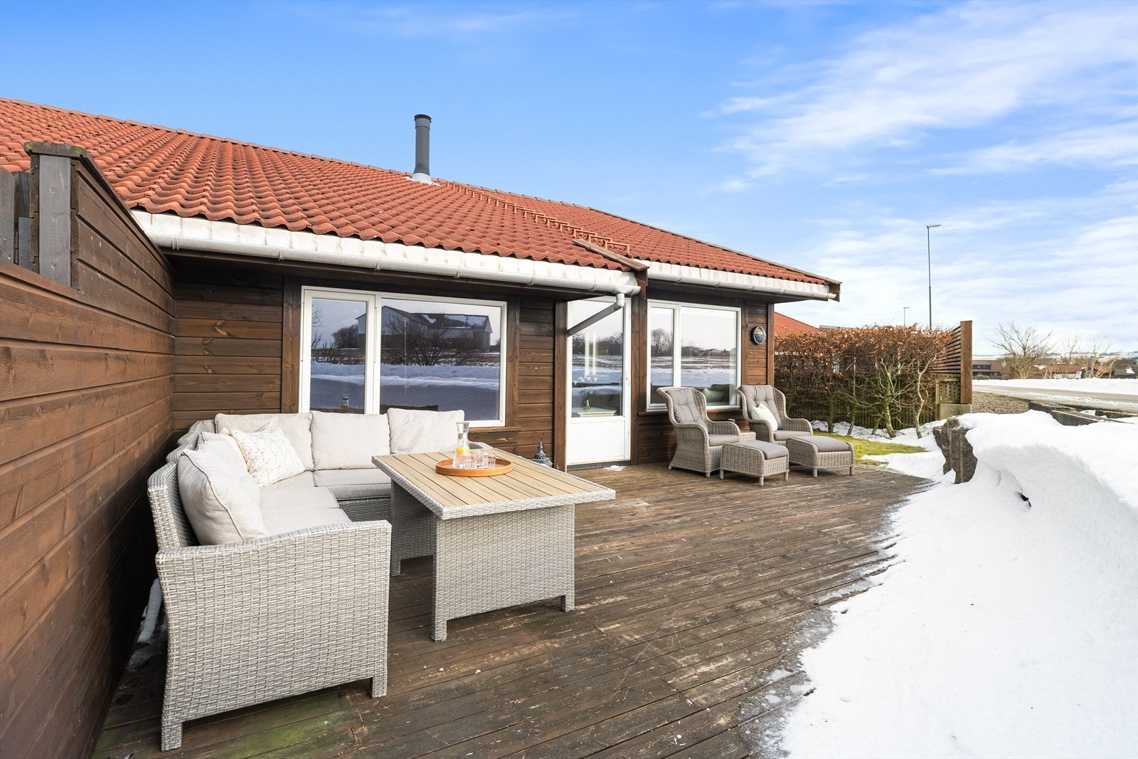 Kjekk terrasse med god plass til sittegruppe Galleribilde