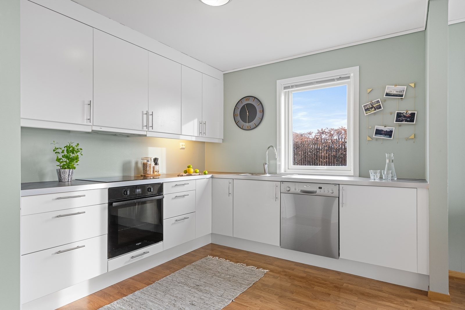 Kjøkken har slette fronter og benkeplate av laminat med nedfelt vask. Galleribilde