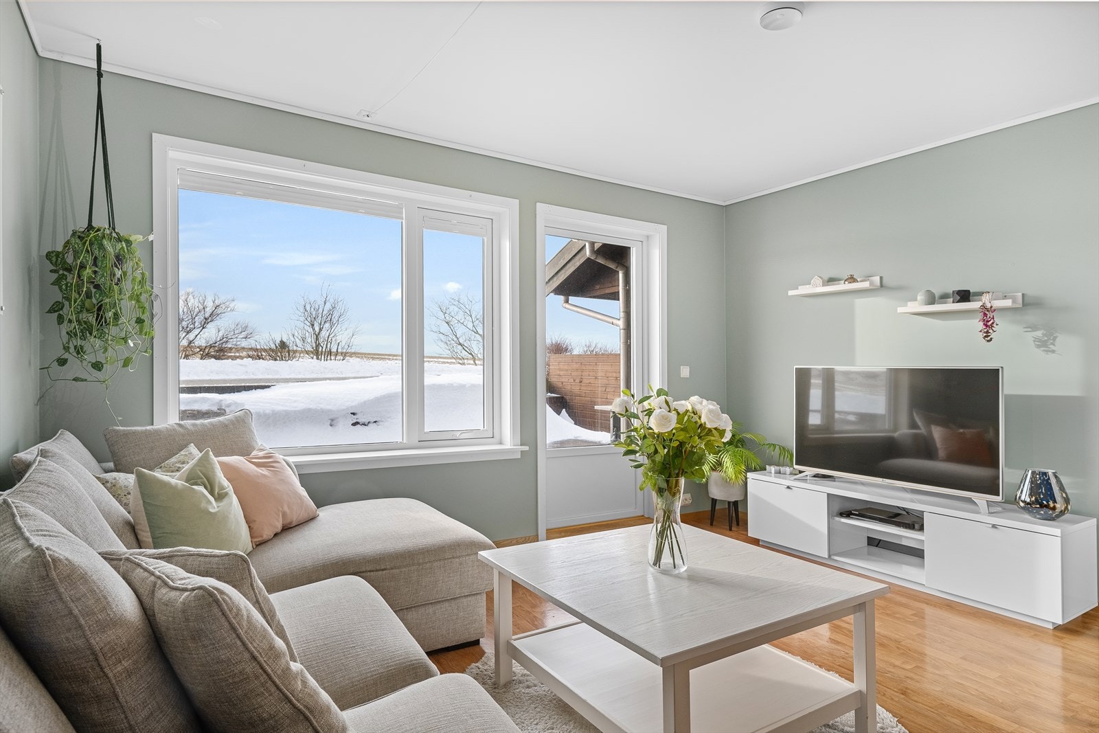 Stort vindu i stuen gir naturlig lys, utgang til terrasse fra stuen. Galleribilde