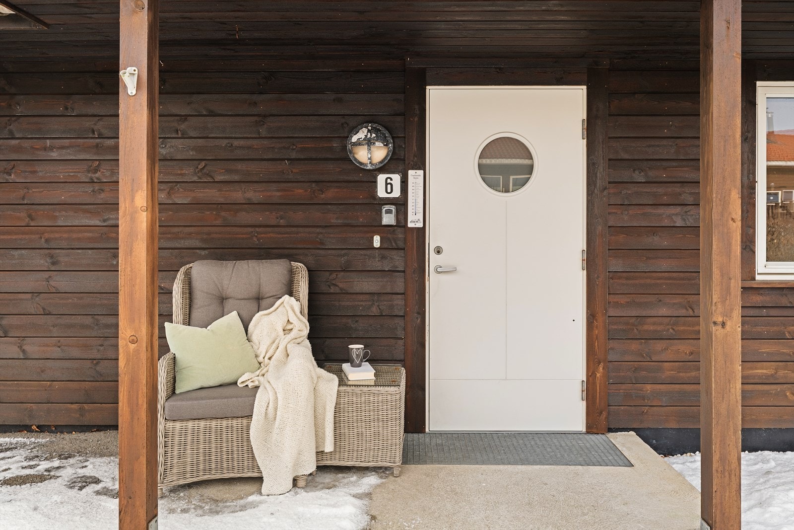 Koselig overbygd inngangsparti. Galleribilde