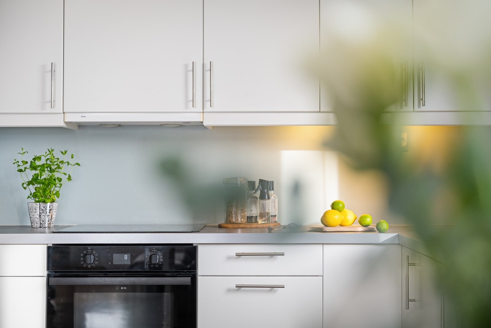 Her har man god oppbevaringsplass i skuffer og skap Galleribilde