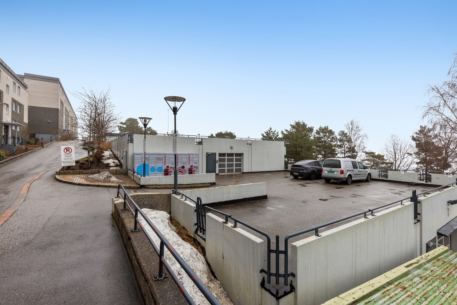 Fast garasjeplass i lukket anlegg. Gjeste parkering like ved. Galleribilde