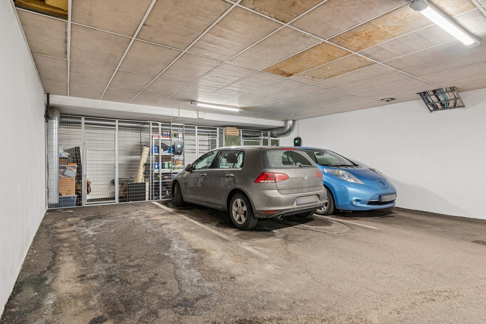 Leiligheten disponerer egen parkeringsplass med mulighet for el-lader, samt en bod på 2,6 m² i felles garasjeanlegg med heisadkomst. Galleribilde
