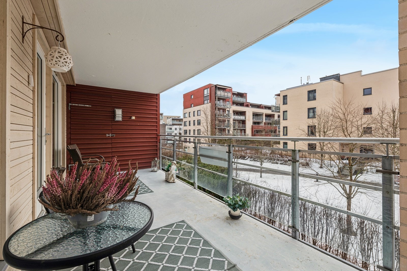 På balkongen er det en praktisk bod på 2,9 m² for ekstra lagring. Galleribilde