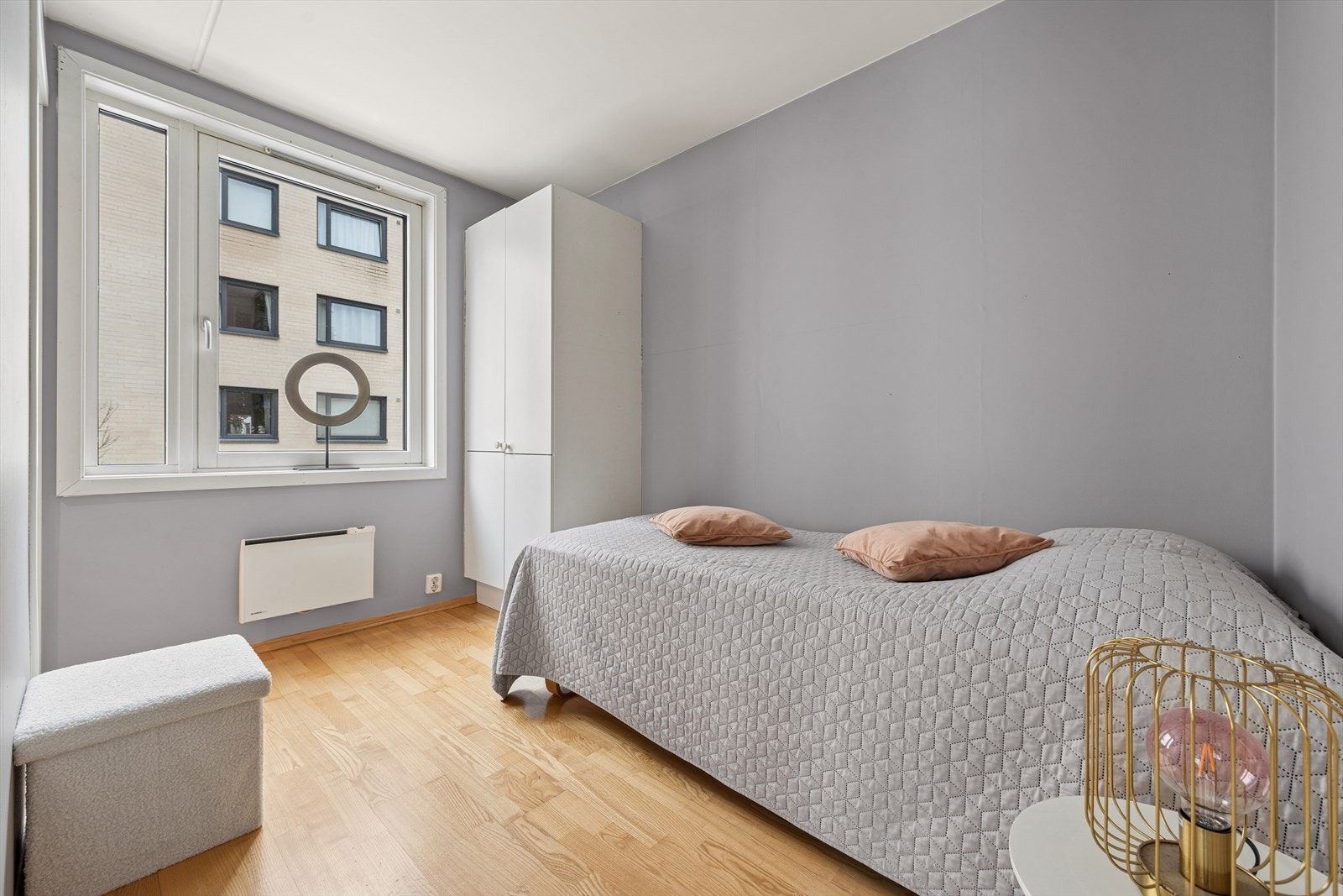 Videre byr leiligheten på ett soverom med inngang fra stuen. Galleribilde