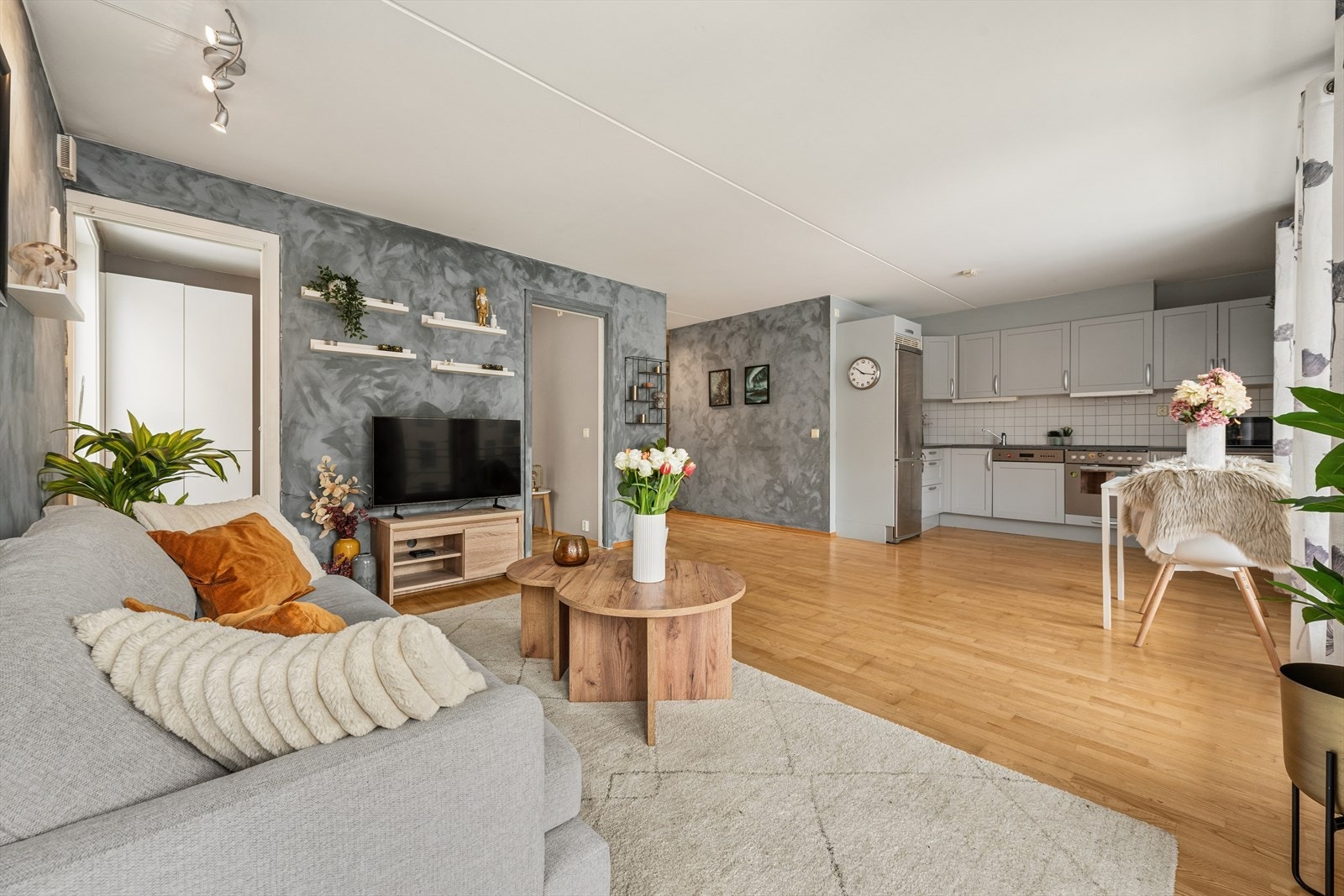 Det er åpen stue og kjøkkenløsning som gjør rommet mer sosialt. Galleribilde