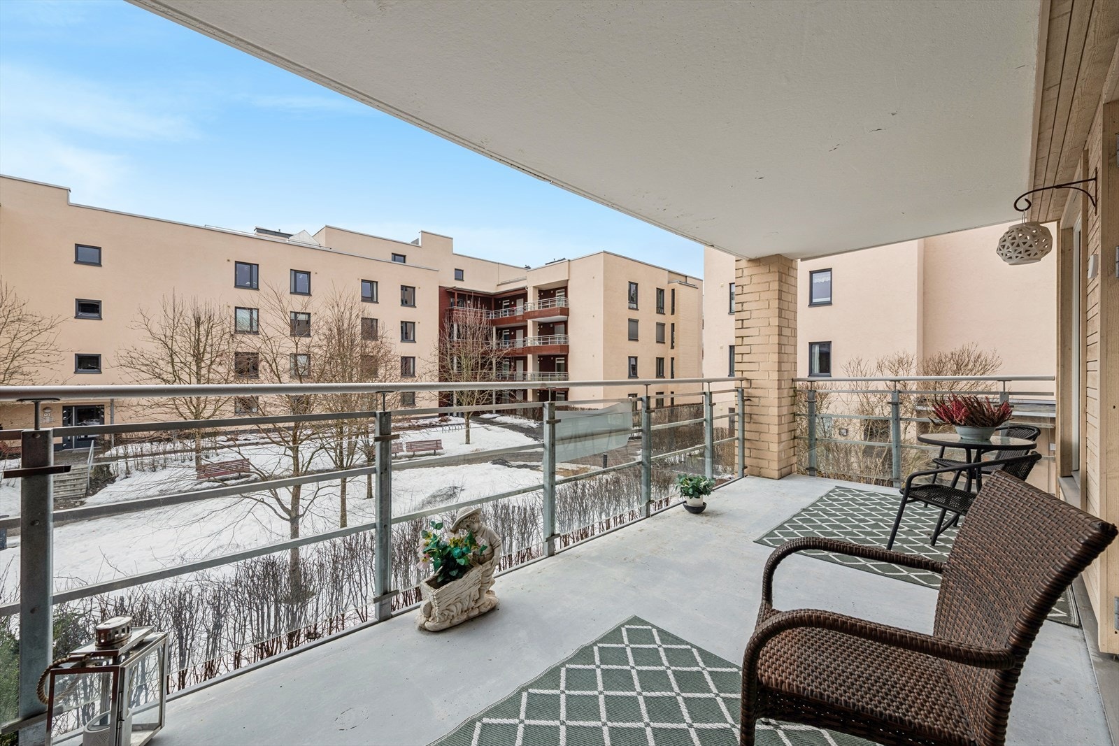 Balkongen har god plass til hagemøbler, hvor sommerens fine dager kan nytes. Galleribilde